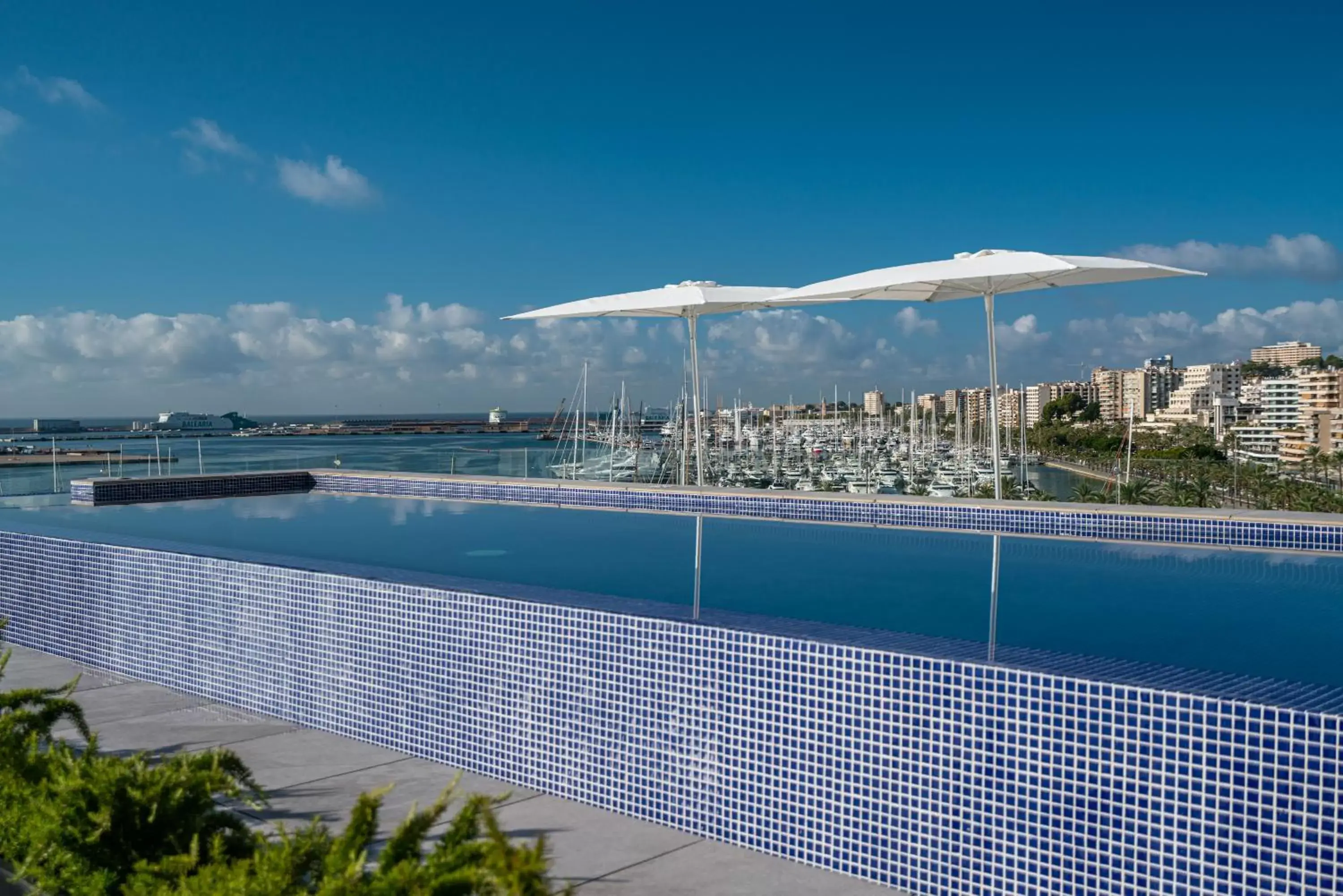 Swimming pool in Hotel Mirador