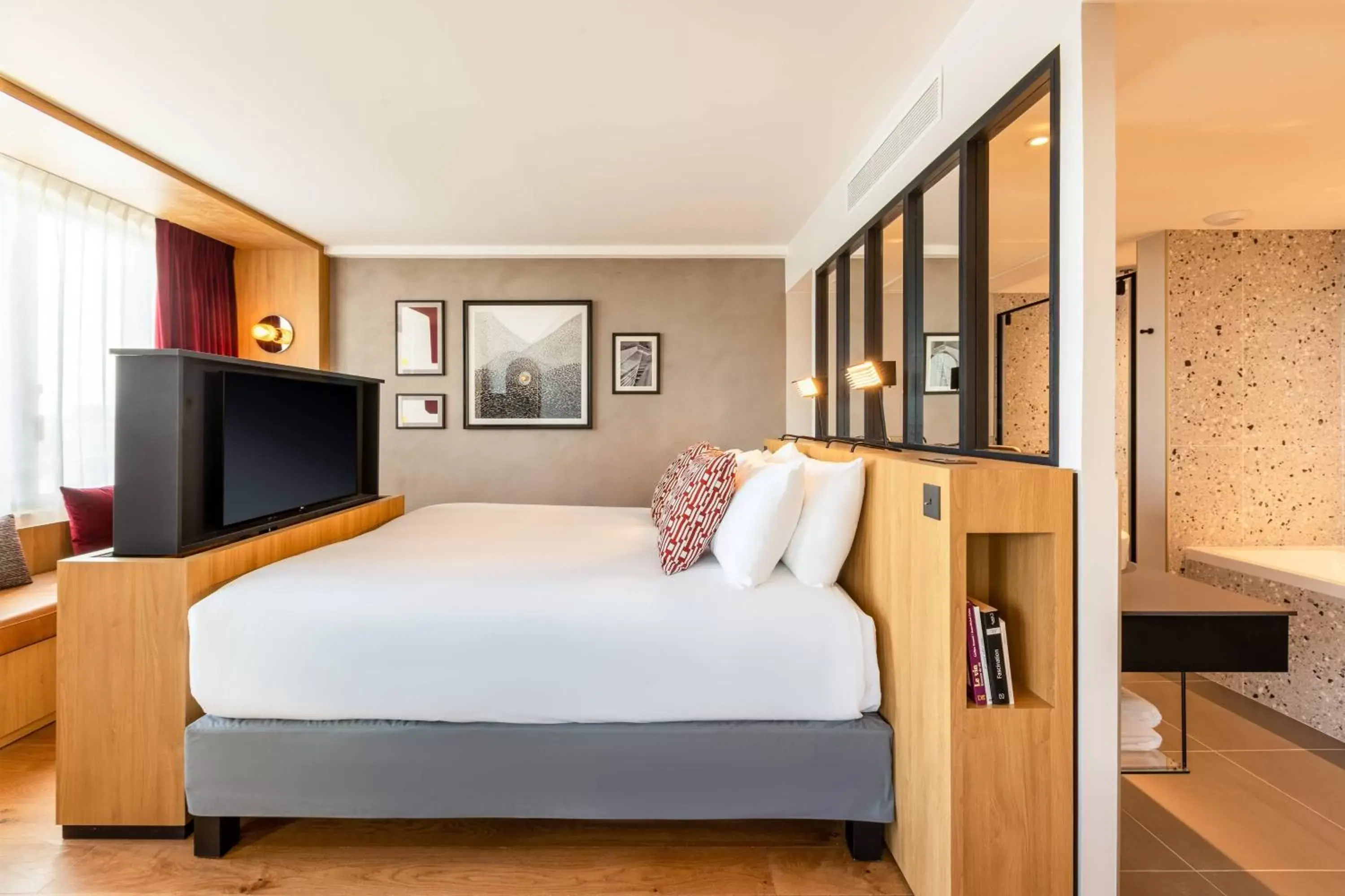 Bedroom, Bed in Renaissance Bordeaux Hotel