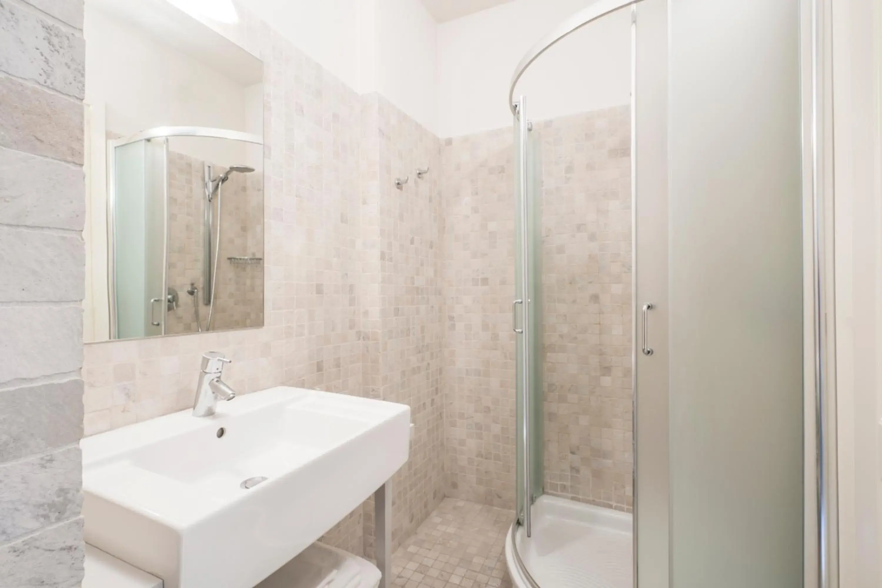 Shower, Bathroom in Spinerola Hotel in Cascina & Restaurant Uvaspina