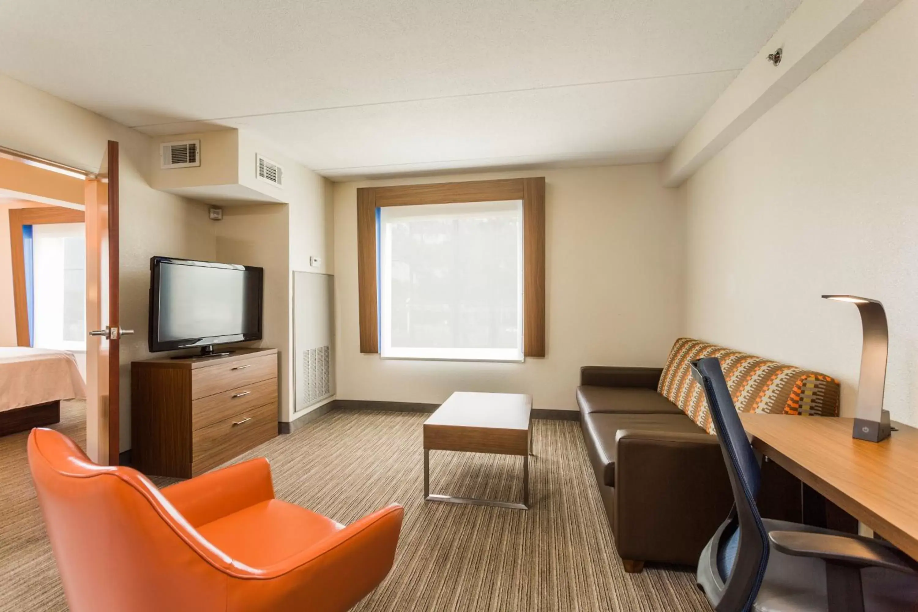 Bedroom, Seating Area in Holiday Inn Express Hotel and Suites Petersburg - Fort Lee, an IHG Hotel