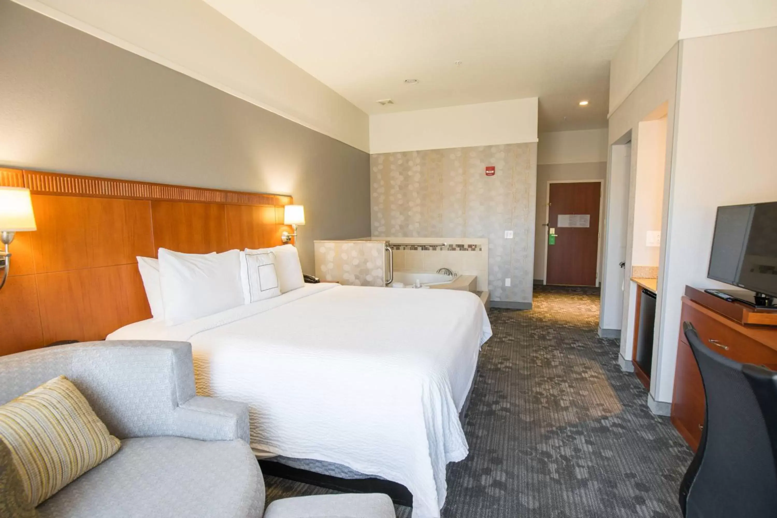 Swimming pool, Bed in Courtyard by Marriott Merced