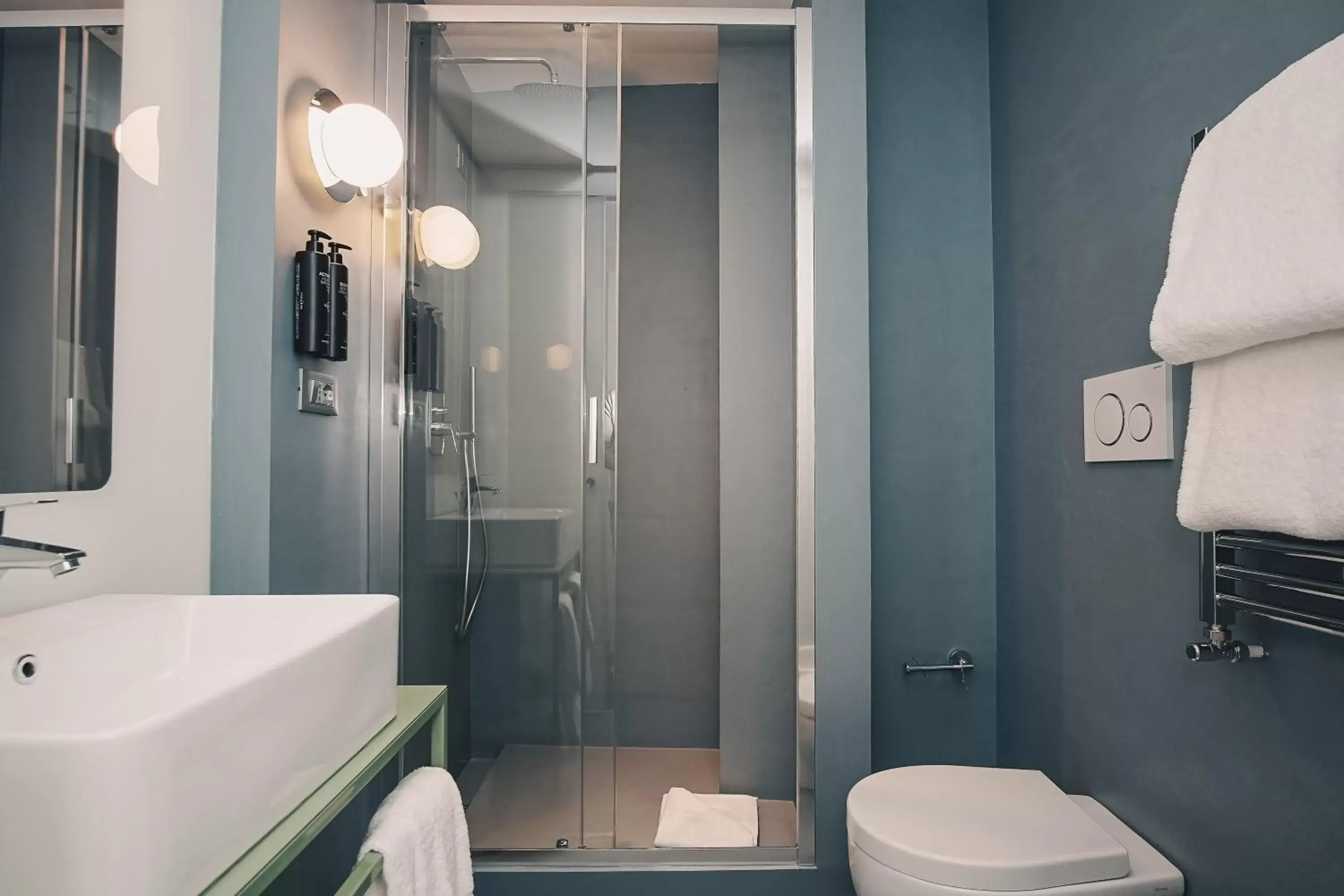 Shower, Bathroom in Moderno Hotel Roma