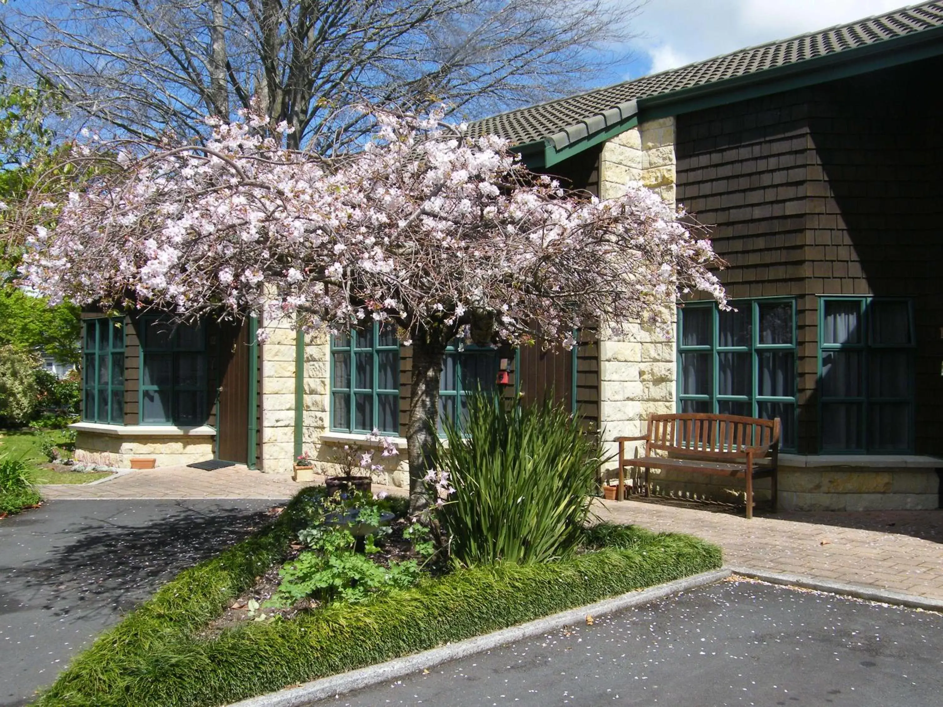 Property Building in Cambridge Mews Motel