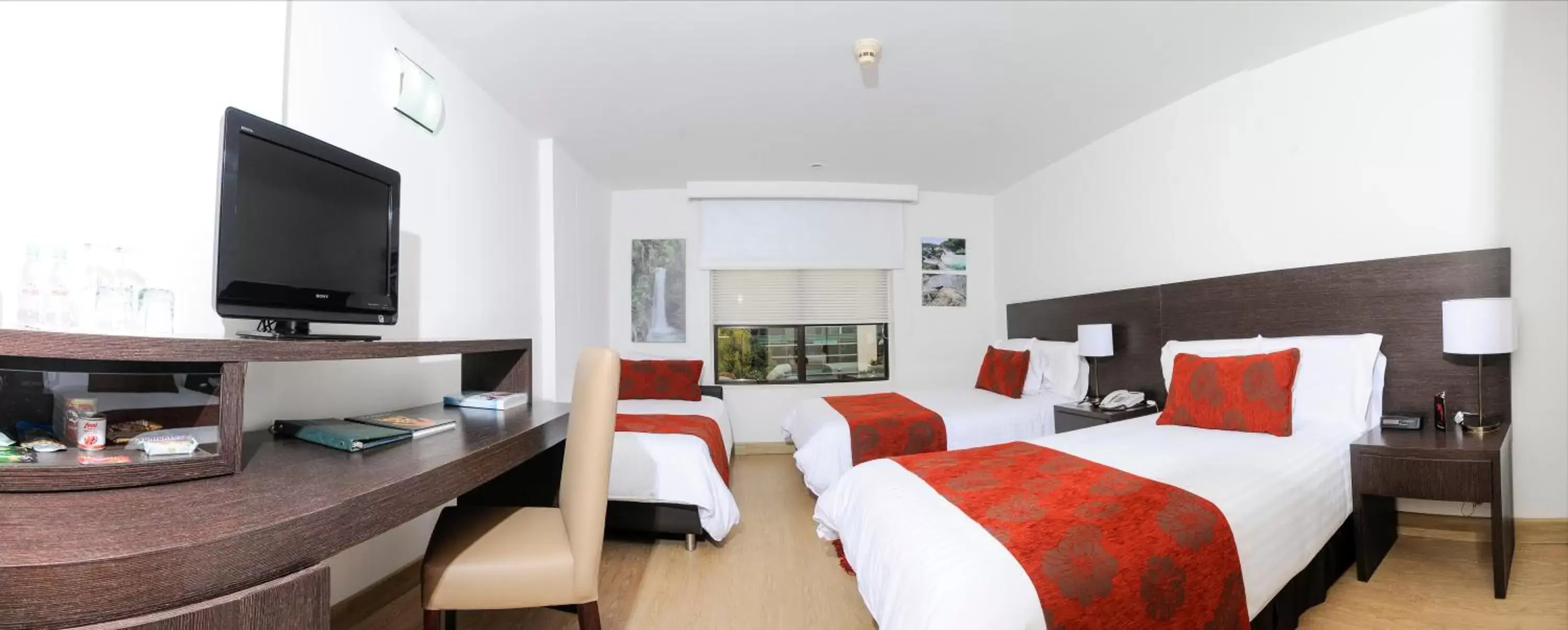 Bedroom, TV/Entertainment Center in Hotel Parque 97 Suites