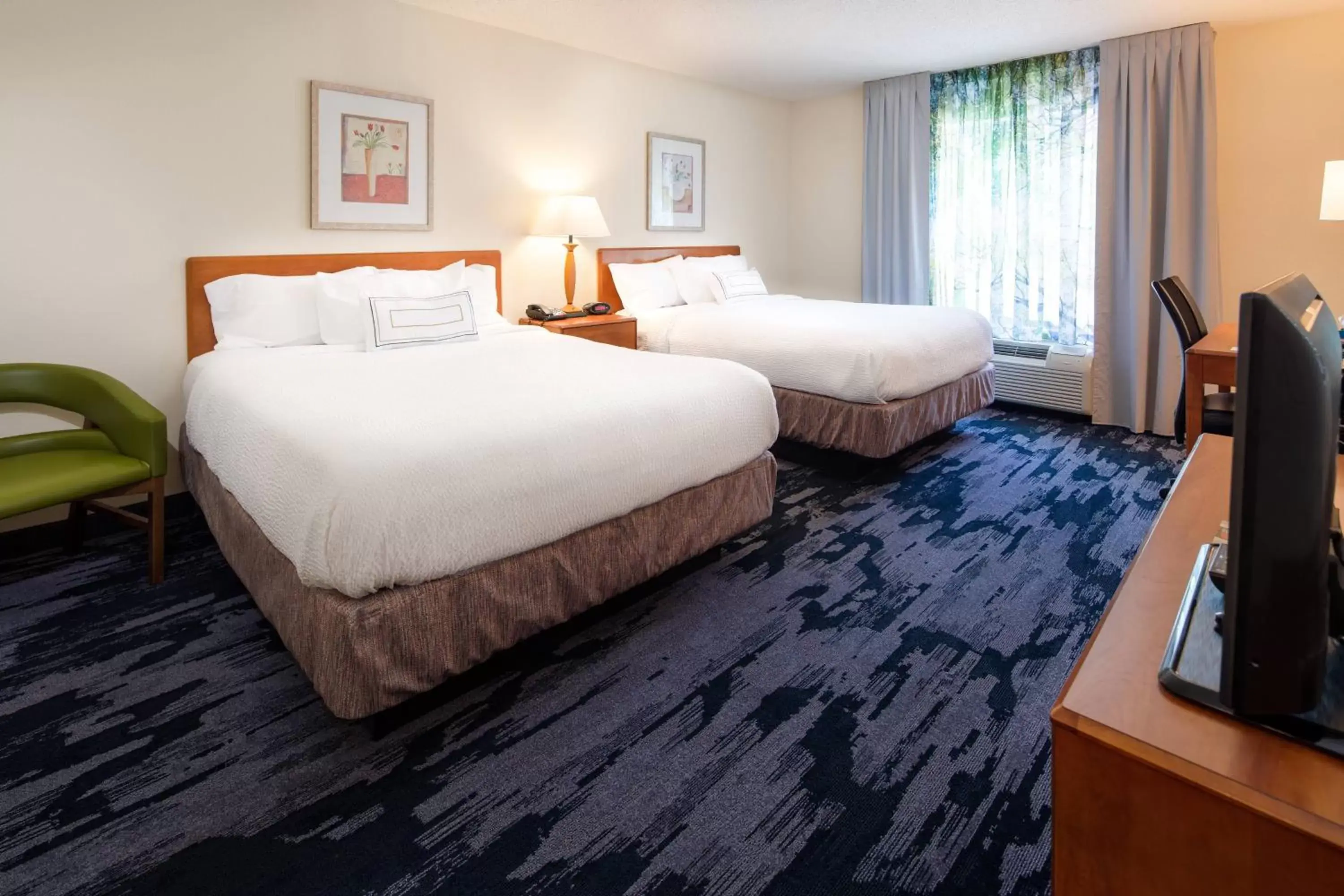 Photo of the whole room, Bed in Fairfield Inn and Suites by Marriott South Boston