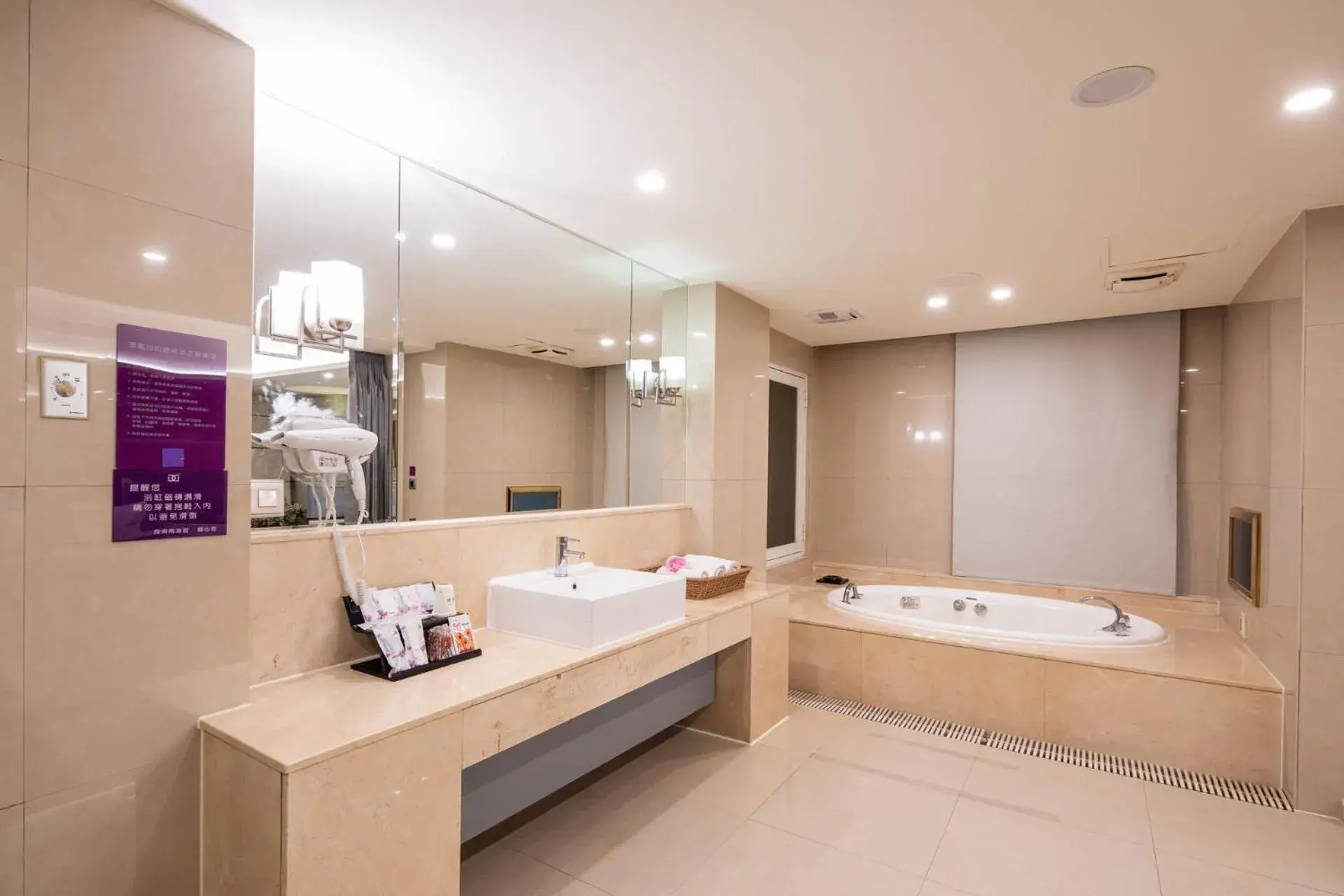Bath, Bathroom in Discovery Motel - Nangang