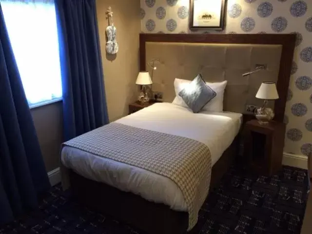 Shower, Bed in The Crown Wetherspoon