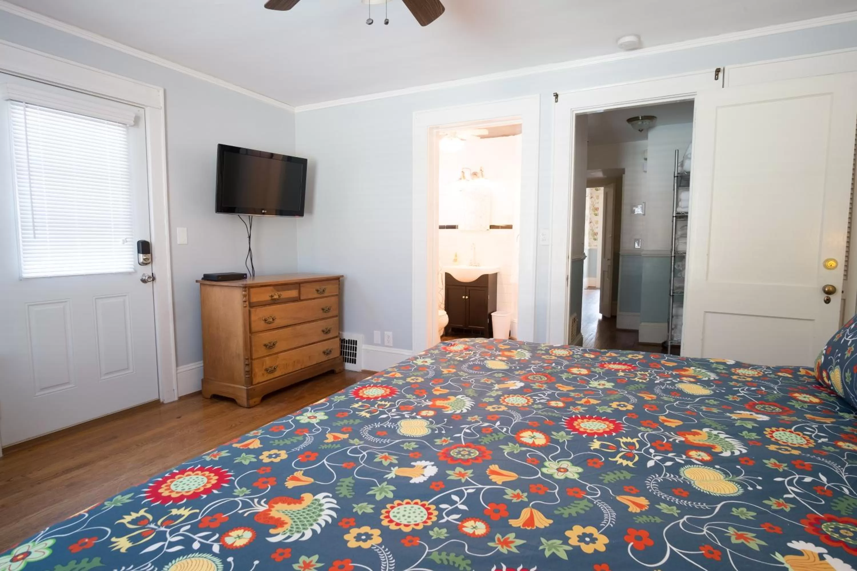 Bed in Swamp Rabbit Inn Travelers Rest