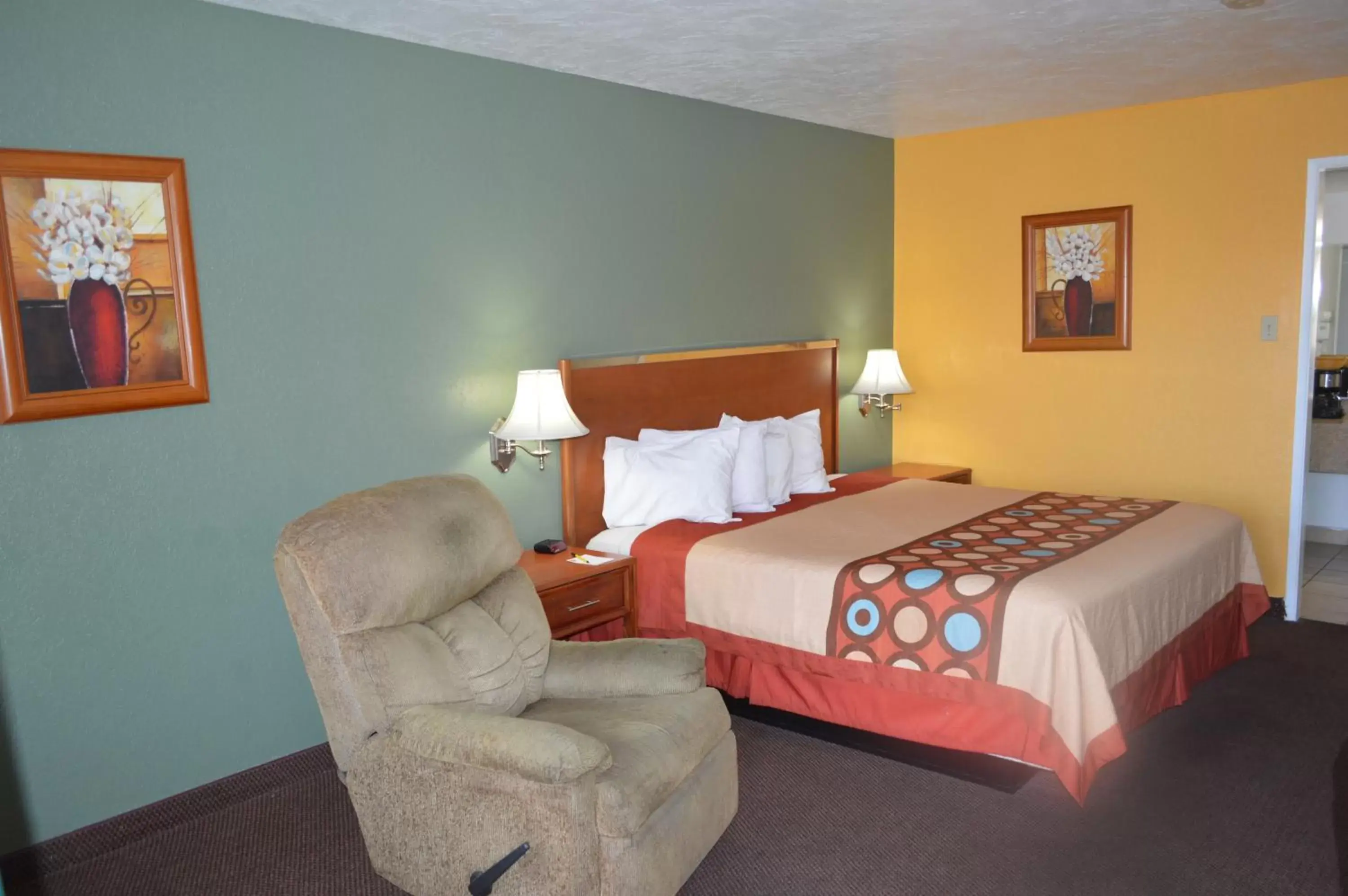 King Room - Non-Smoking in Super 8 by Wyndham St. George UT