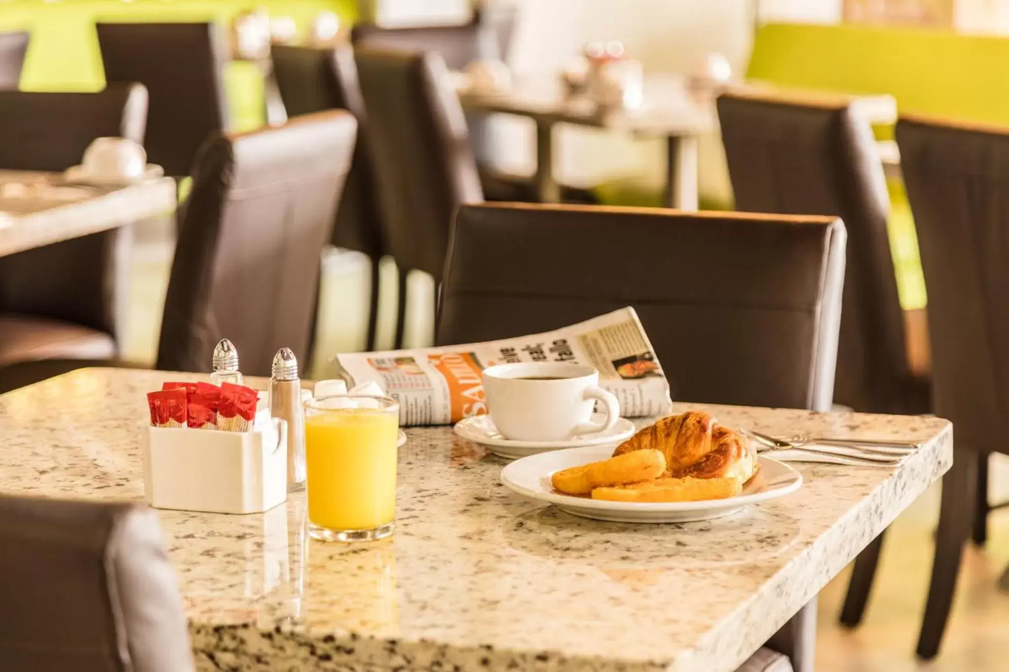 Breakfast, Restaurant/Places to Eat in CoSuites Saltillo Hotel