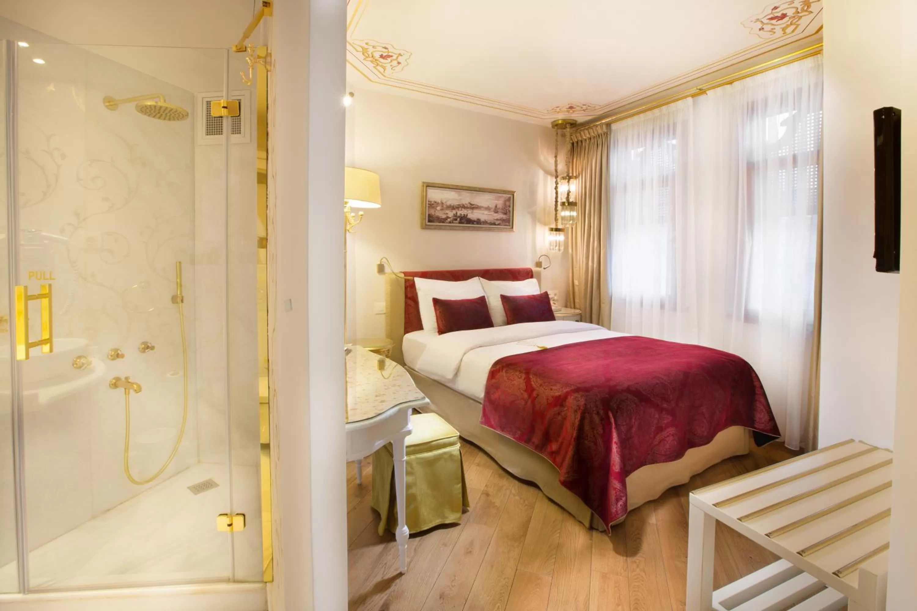 Photo of the whole room, Bed in Valide Sultan Konagi