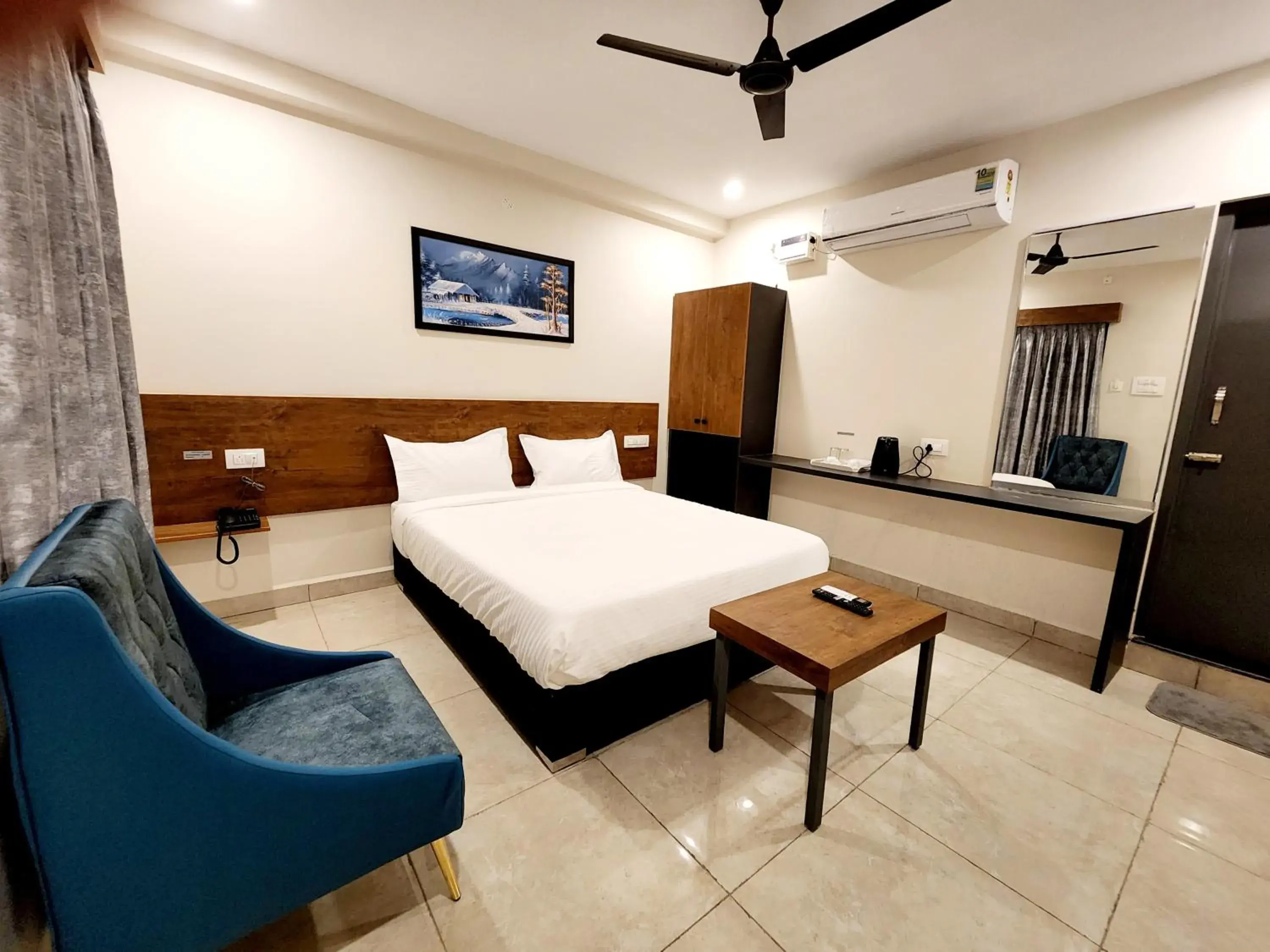 Bed, Seating Area in Hotel Park Varaahi