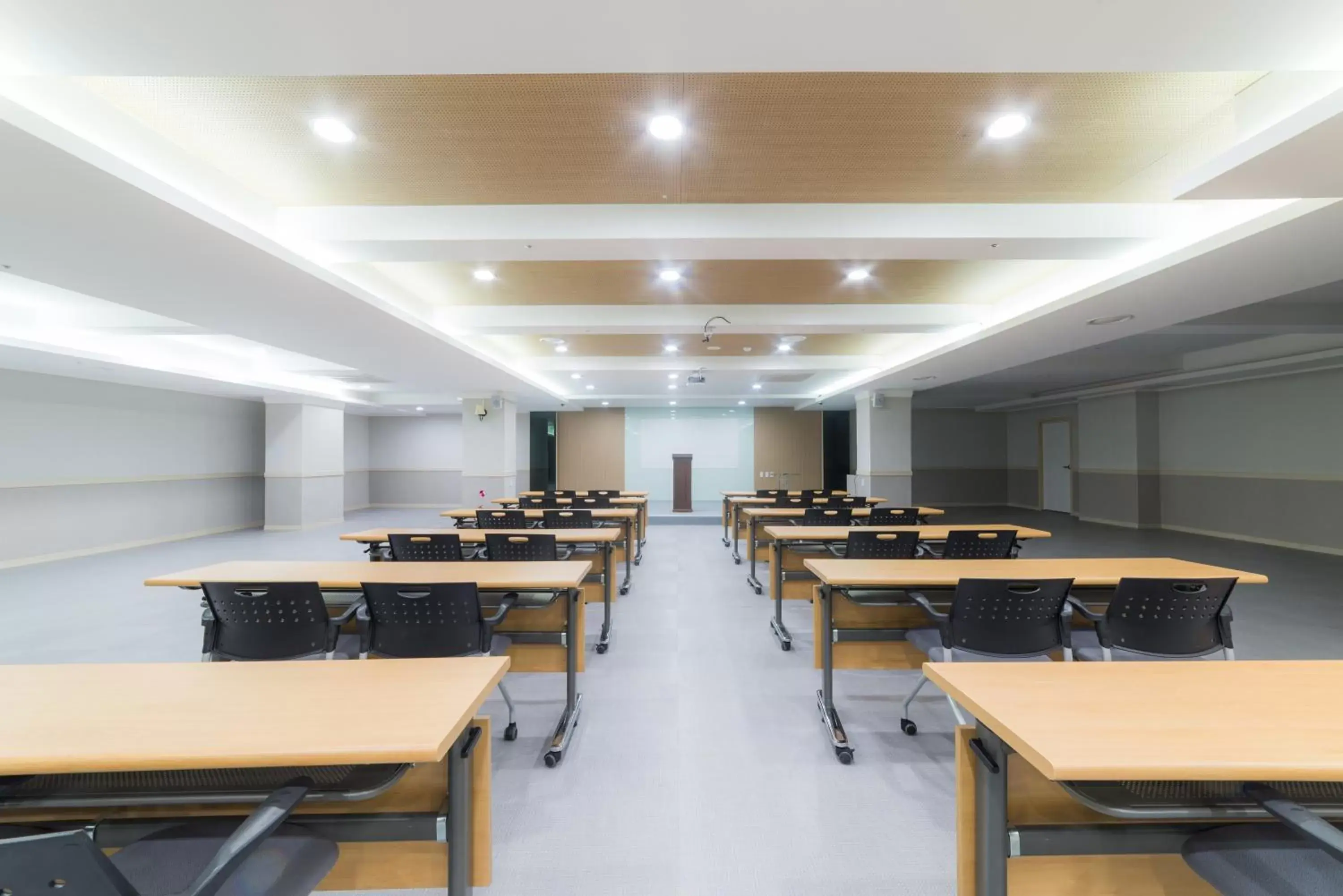 Meeting/conference room, Restaurant/Places to Eat in Reborn Suwon Silkroad Hotel