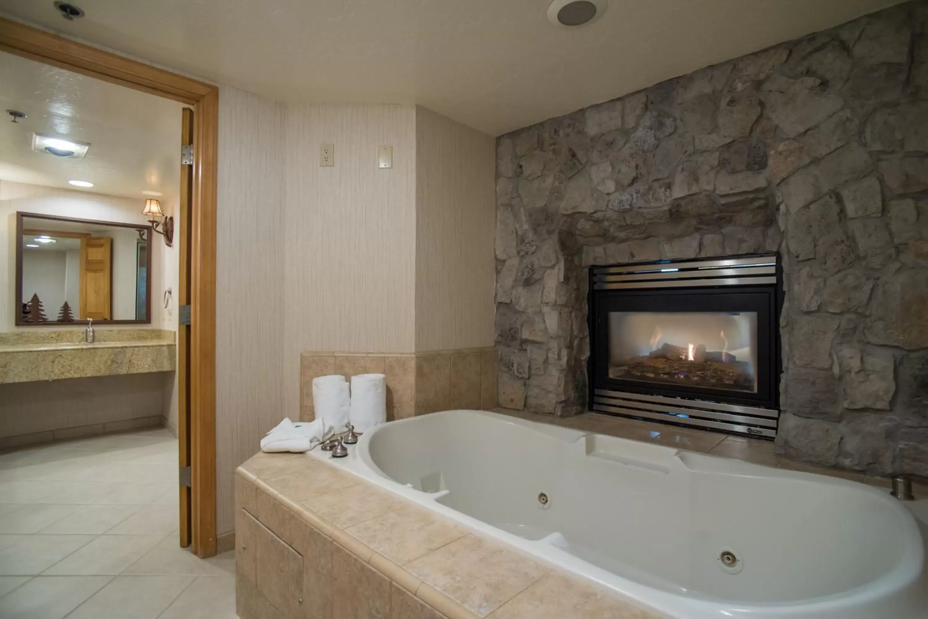 Bedroom, Bathroom in Holiday Inn Express South Lake Tahoe, an IHG Hotel