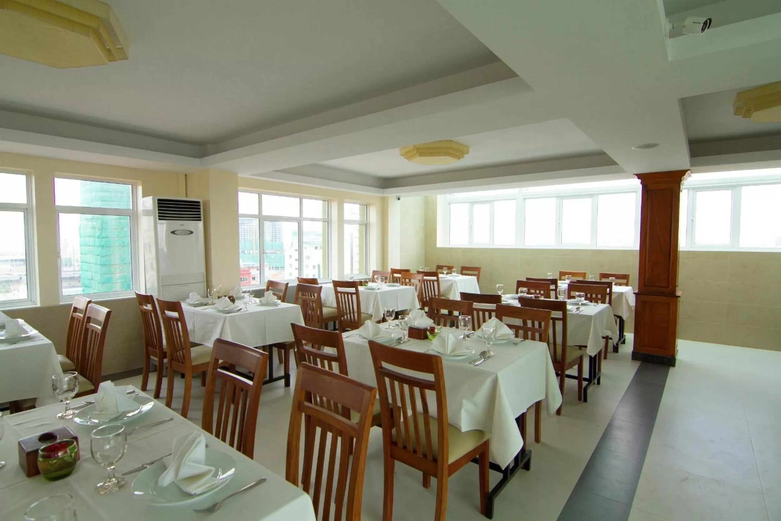Restaurant/places to eat in Rose Emerald Hotel