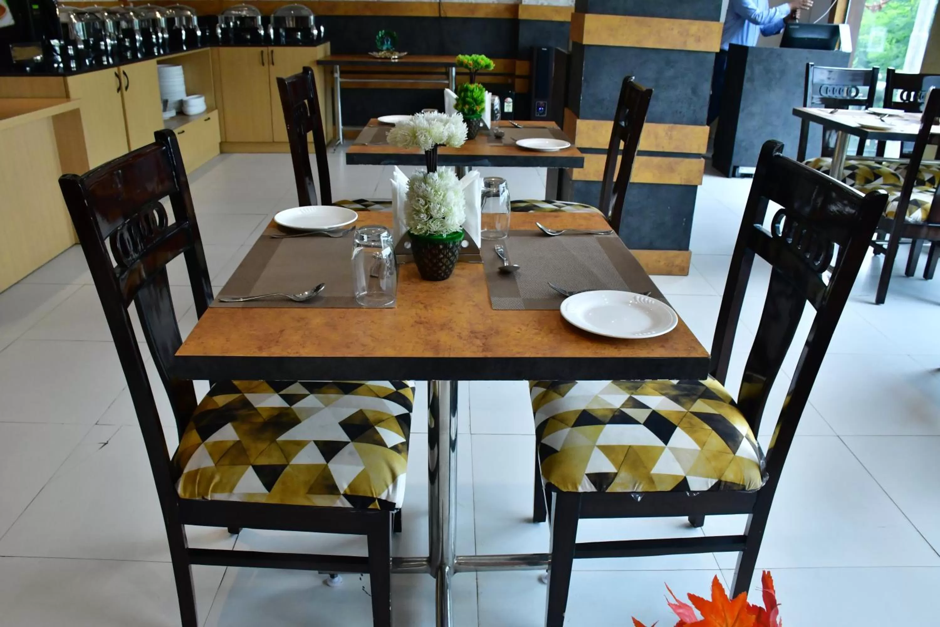 Restaurant/places to eat in Hotel Yatharth Inn