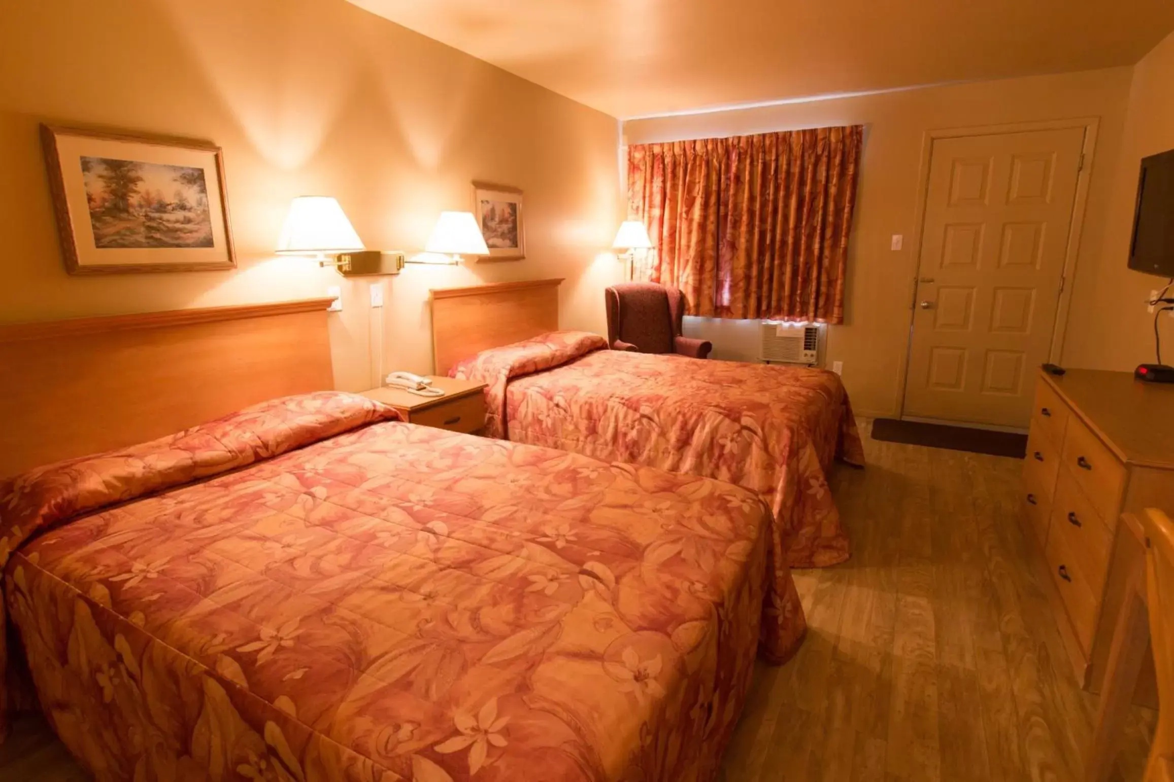 Photo of the whole room, Room Photo in Travelodge by Wyndham Drummondville