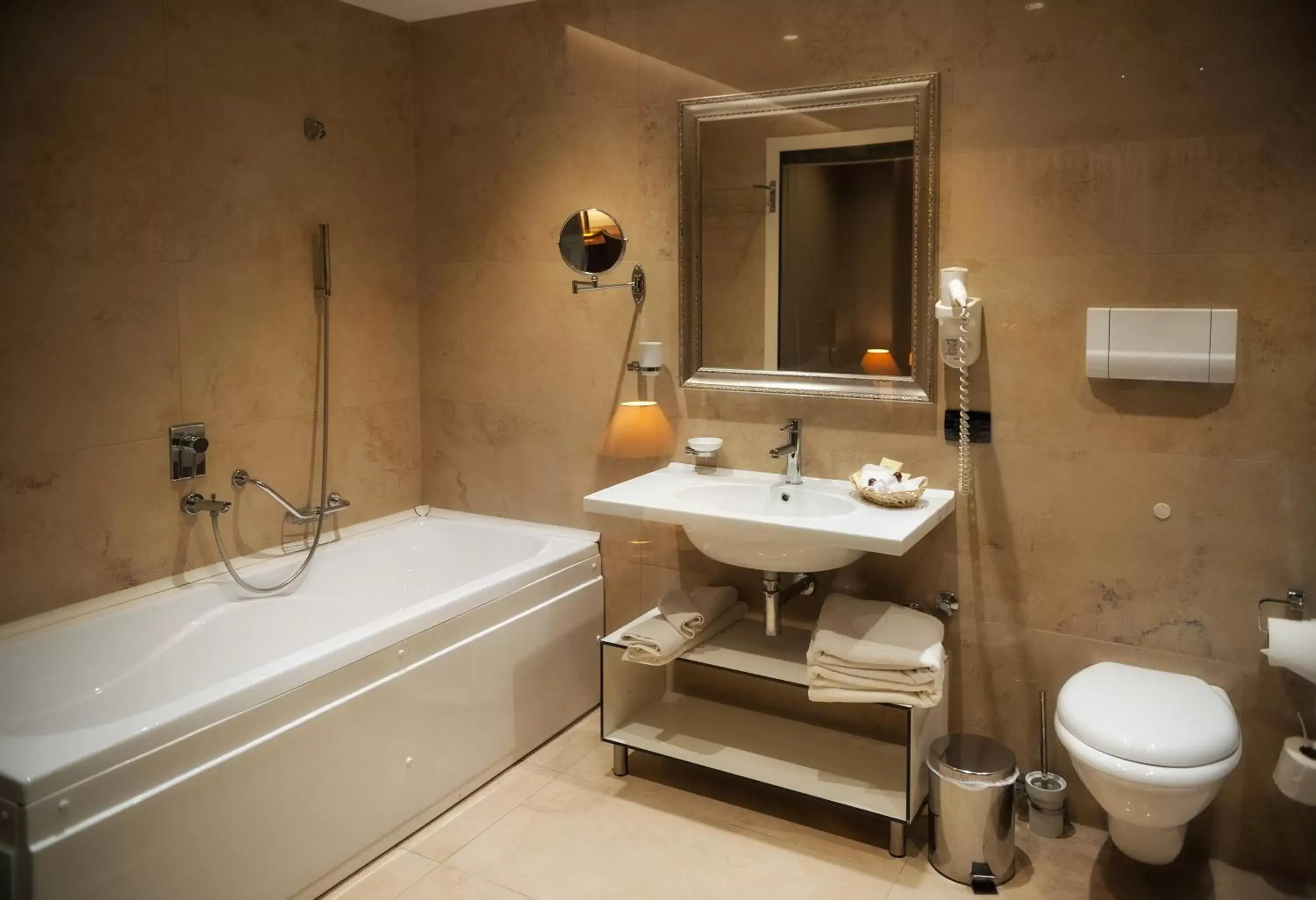 Bathroom in Mondial Hotel Bathroom in Mondial Hotel