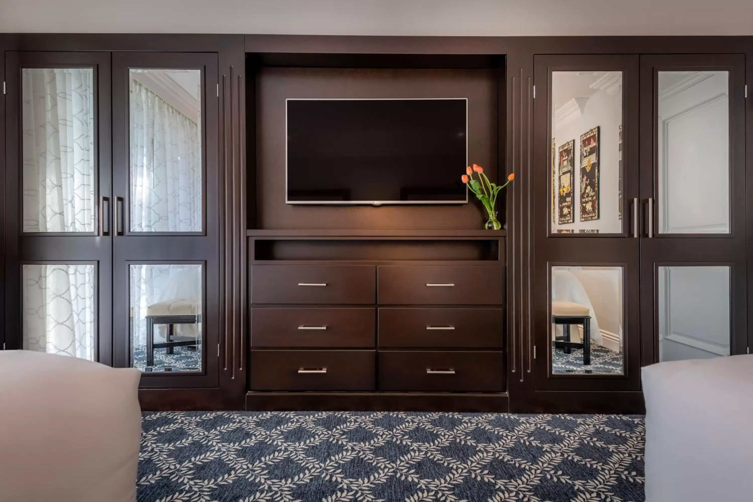 Bedroom, TV/Entertainment Center in Beverly Hills Plaza Hotel & Spa