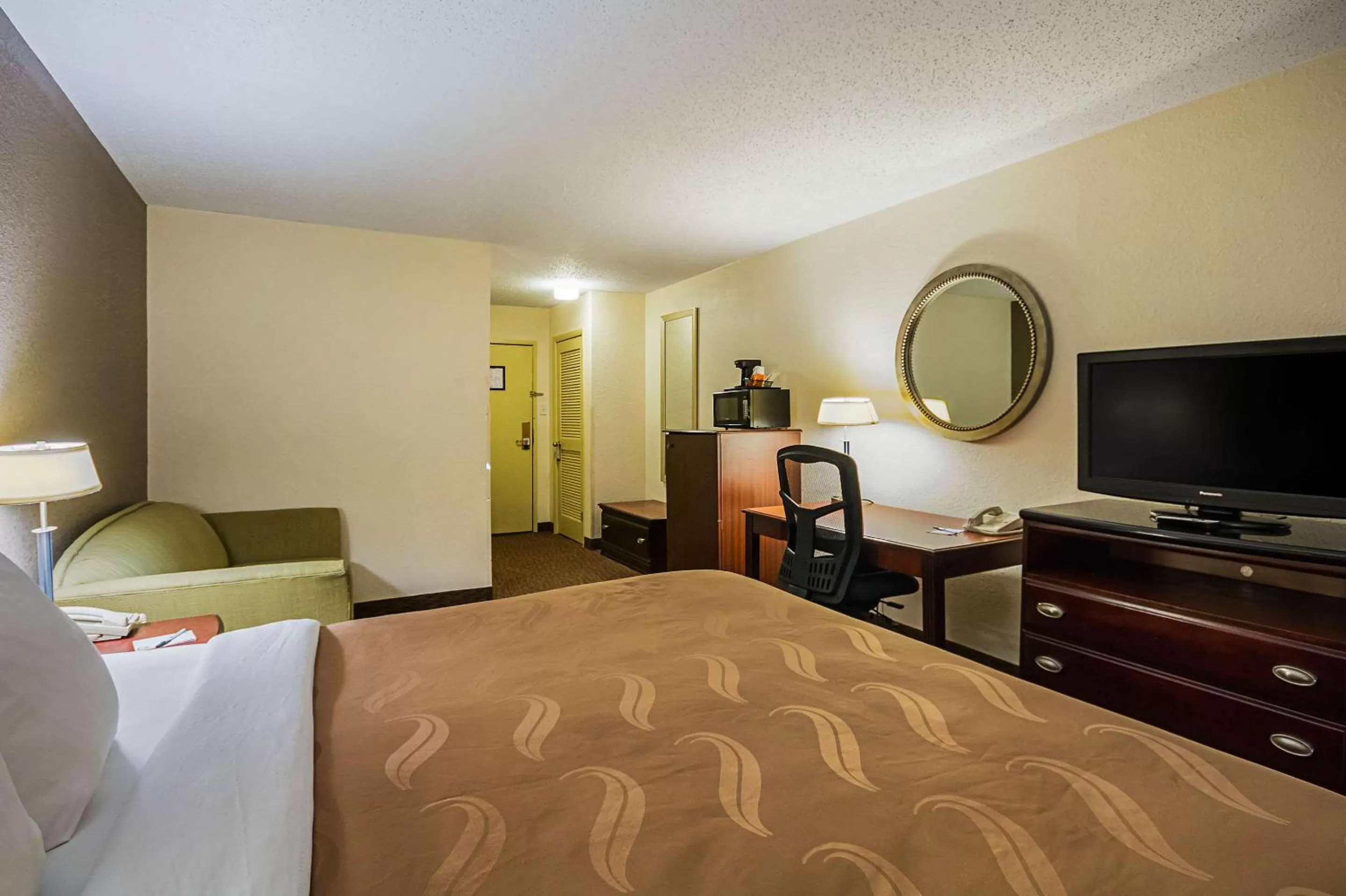 Photo of the whole room, Bed in Quality Inn Fairmont