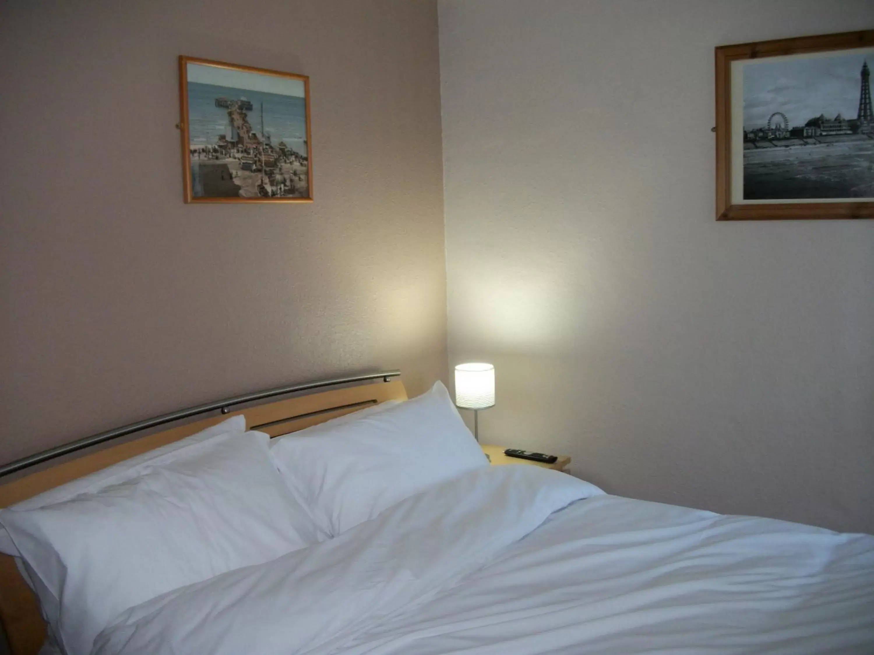 Bed in Royal Oakwell Hotel