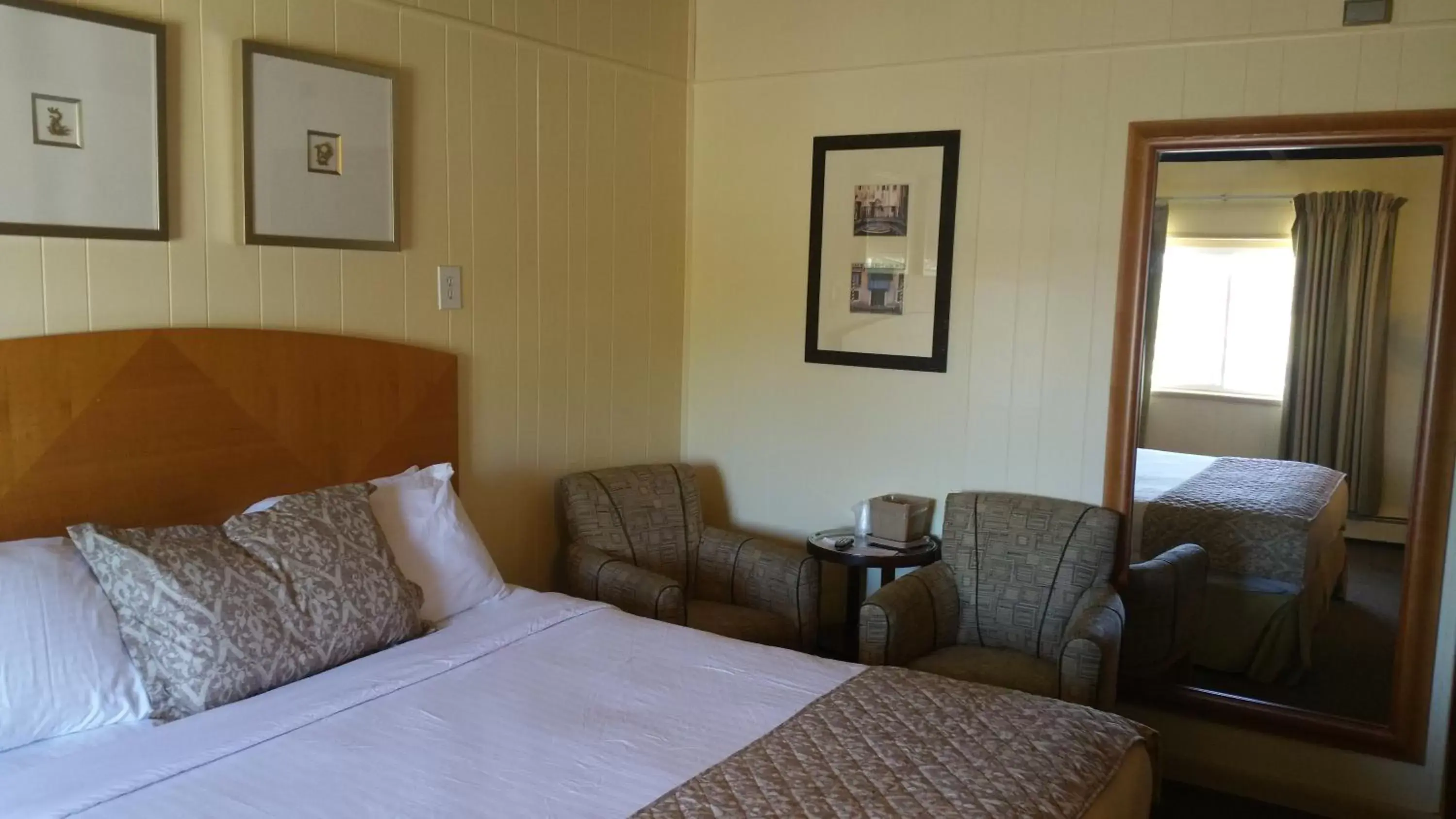 Seating area, Bed in The Amethyst Beach Motel