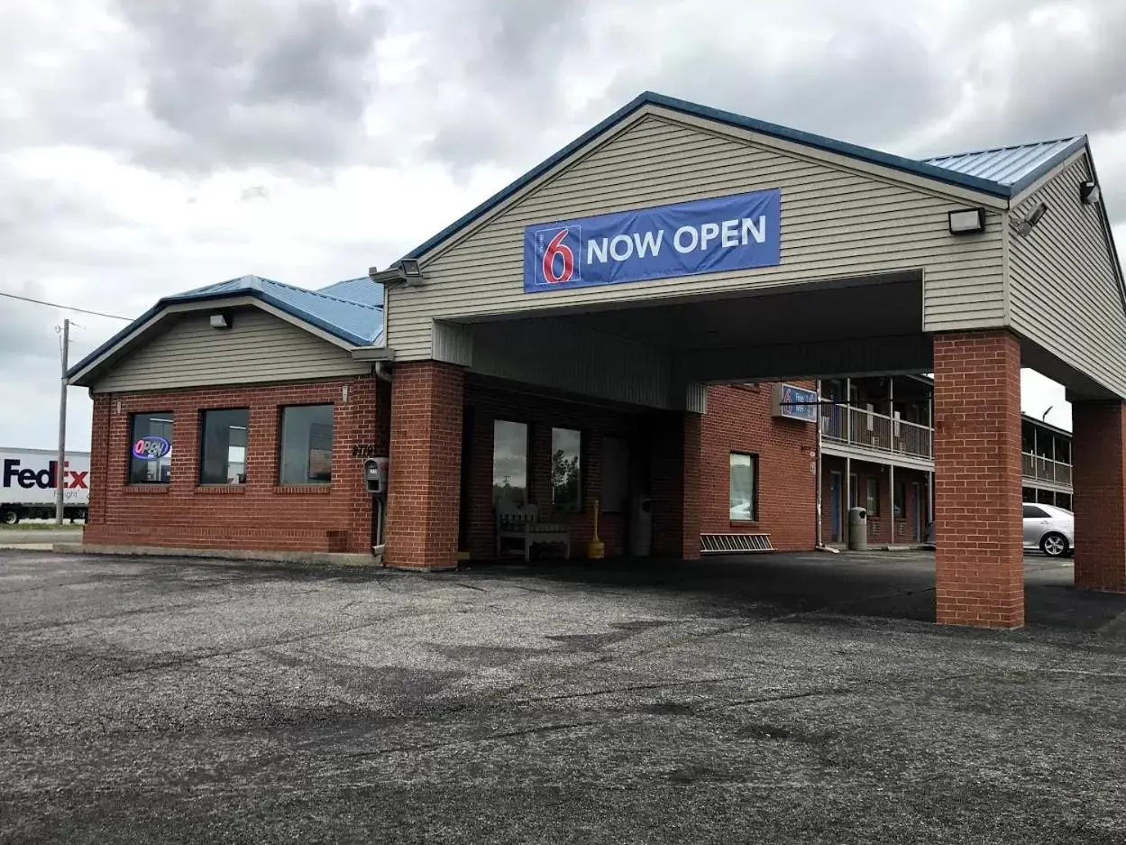 Property Building in Motel 6-Metropolis, IL