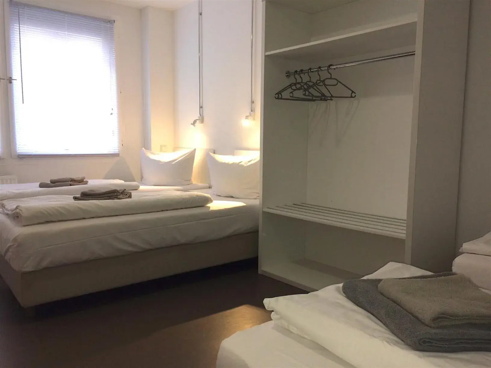 Bed in BNB near Brandenburg Gate - Rooms & Apartments Bed in BNB near Brandenburg Gate - Rooms & Apartments