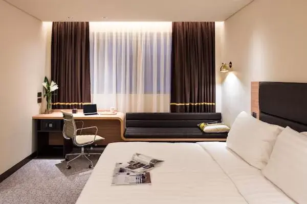 Bedroom, TV/Entertainment Center in Camlux Hotel