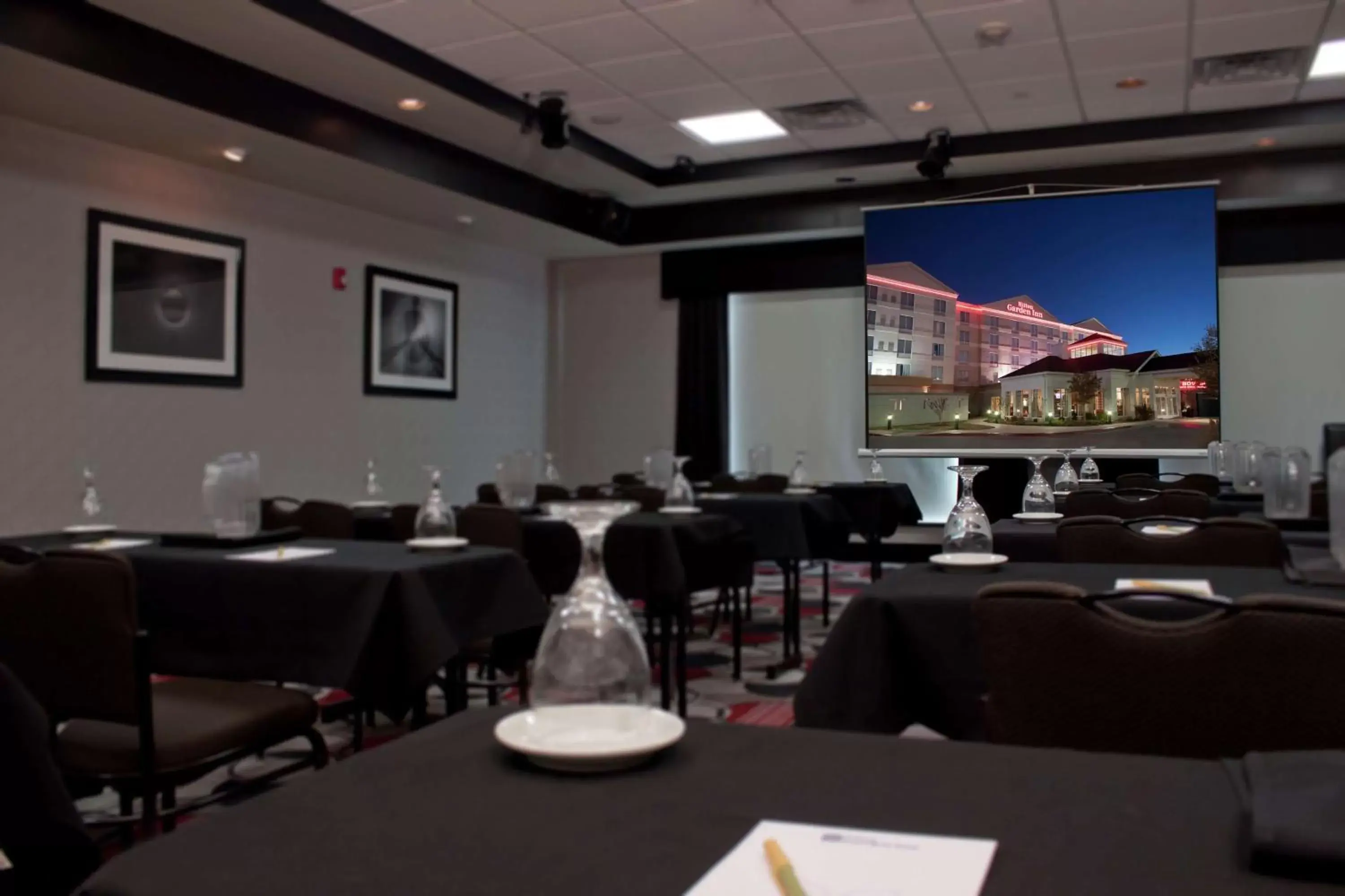 Meeting/conference room, Restaurant/Places to Eat in Hilton Garden Inn Oklahoma City Midtown