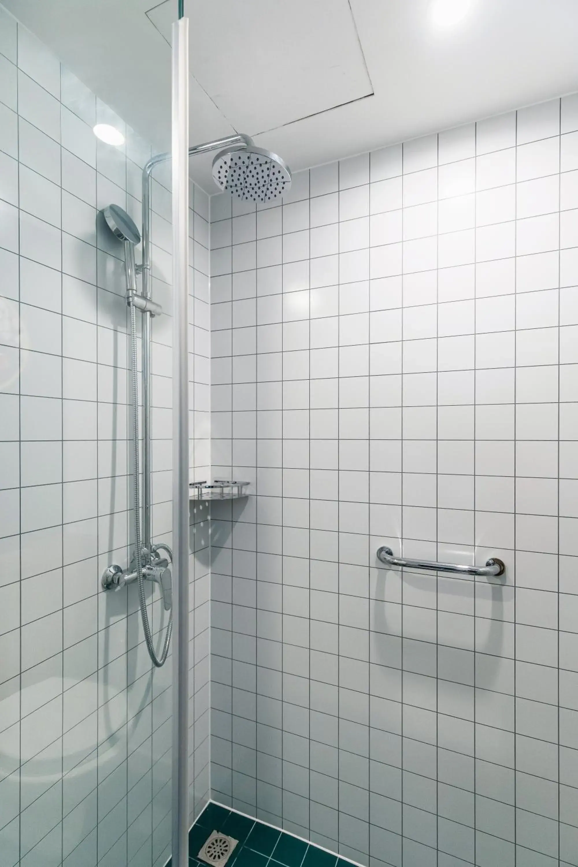 Shower, Bathroom in Campanile Shanghai Huaihai