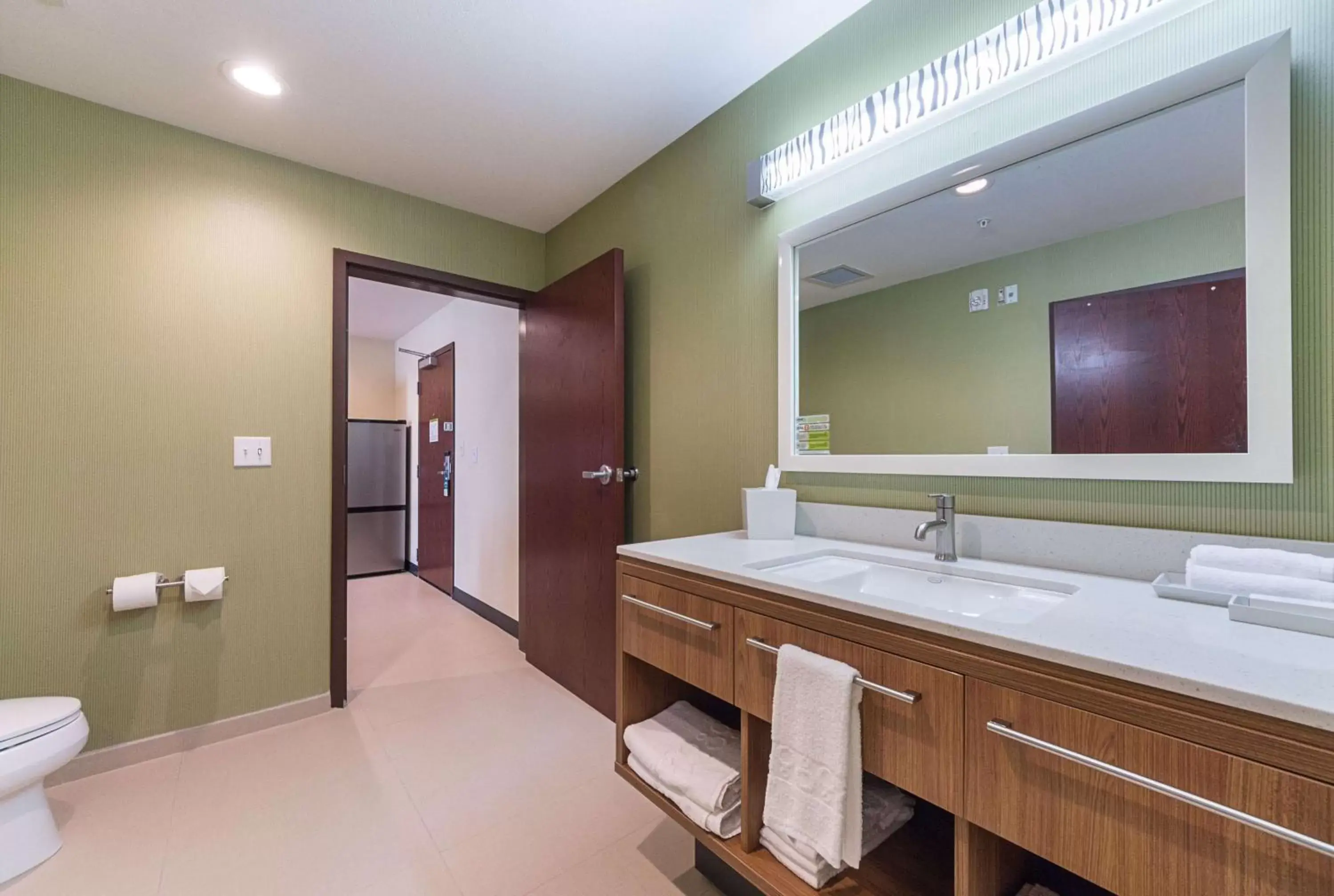 Kitchen or kitchenette, Bathroom in Home2 Suites By Hilton Oklahoma City Yukon