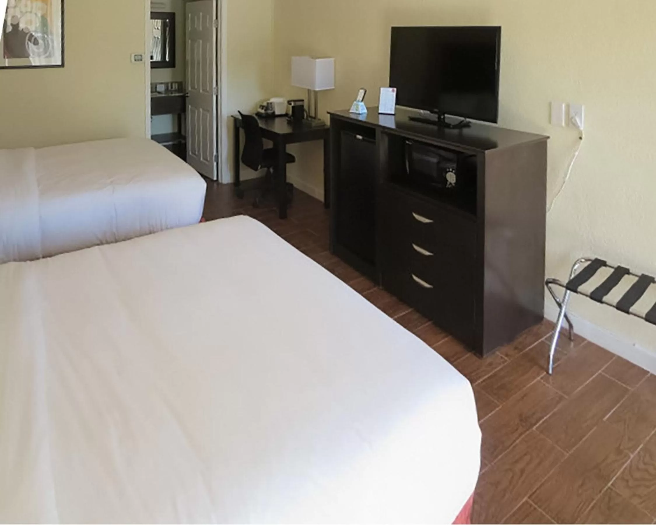 Photo of the whole room, Bed in The Link Hotel on Sunrise