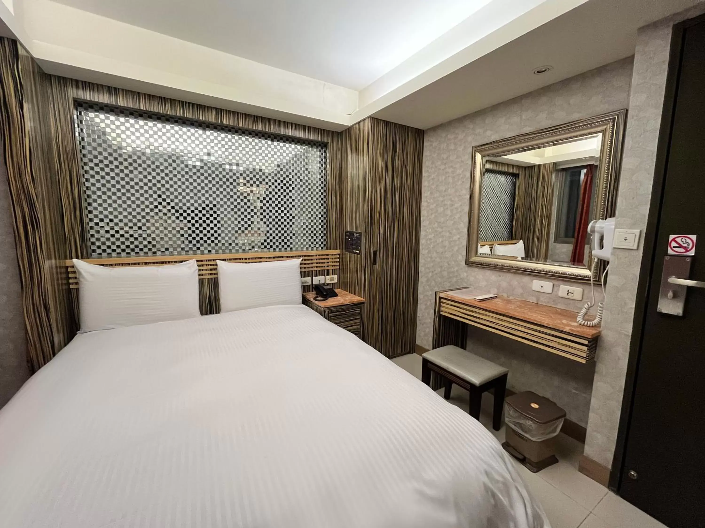 Photo of the whole room, Bed in Guide Hotel Taipei Xinyi