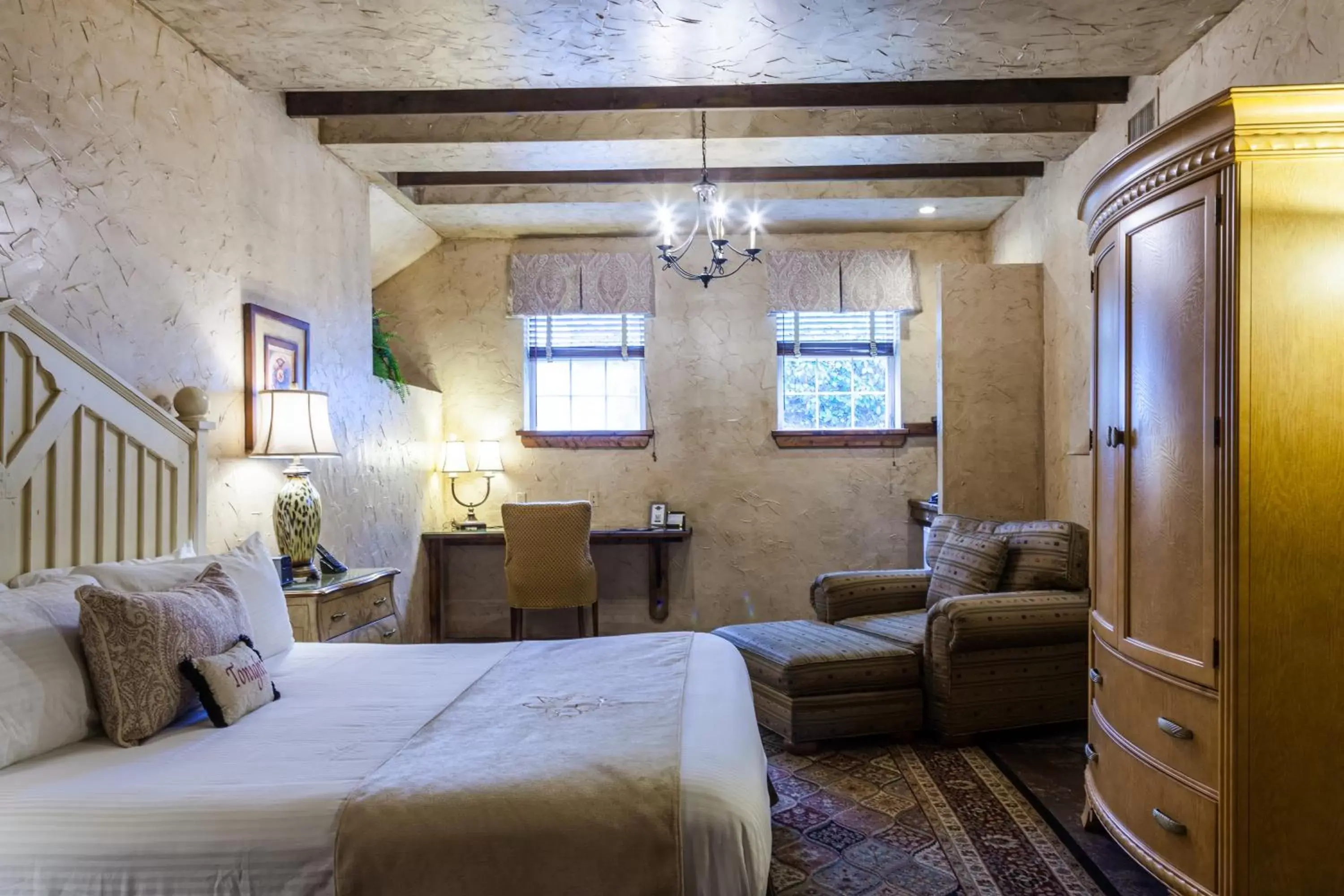 Bed in The Inn at Leola Village, a Historic Hotel of America