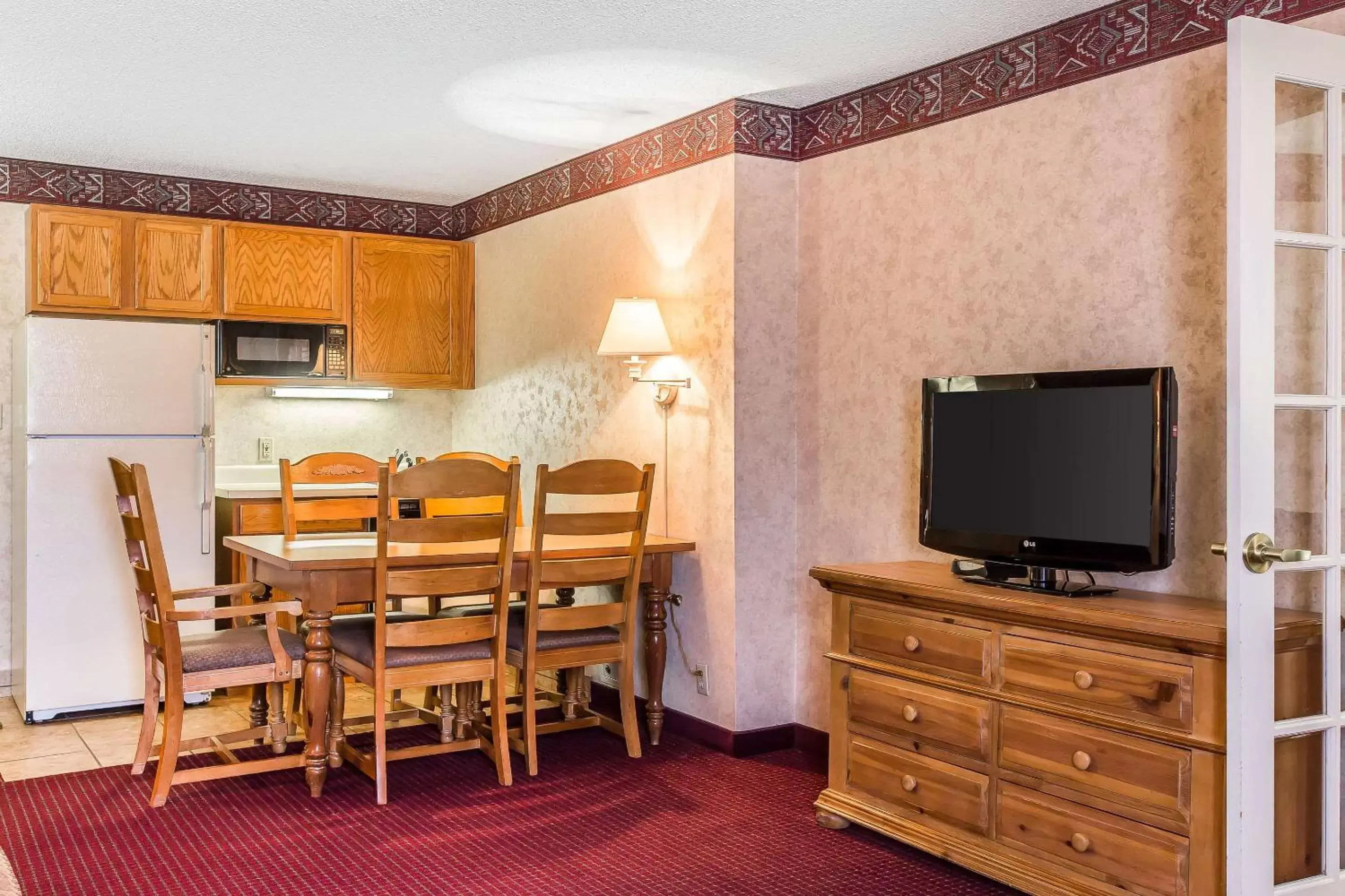 Photo of the whole room, TV/Entertainment Center in Quality Inn & Suites