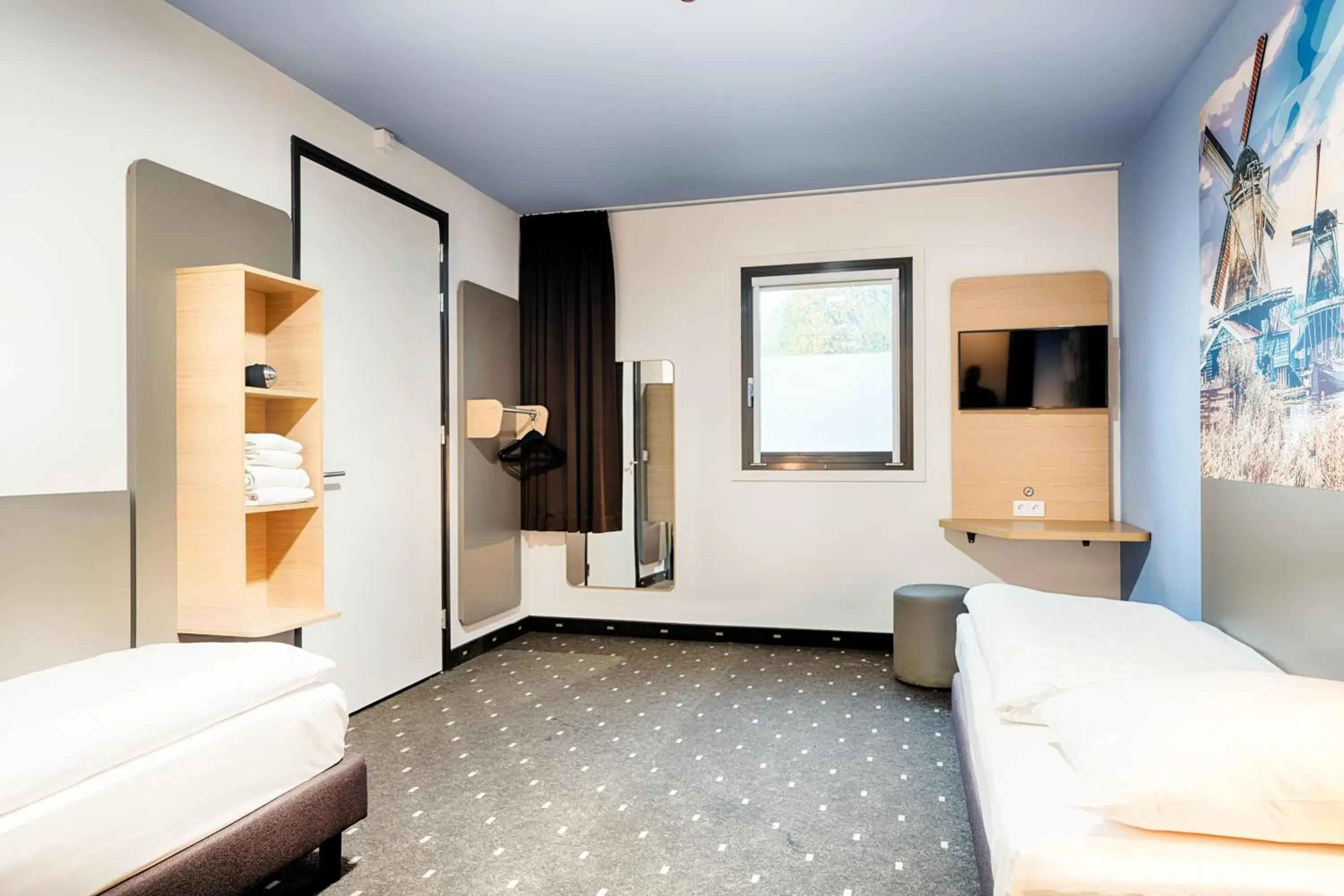 Photo of the whole room, Seating Area in B&B Hotel Amsterdam-Zaandam