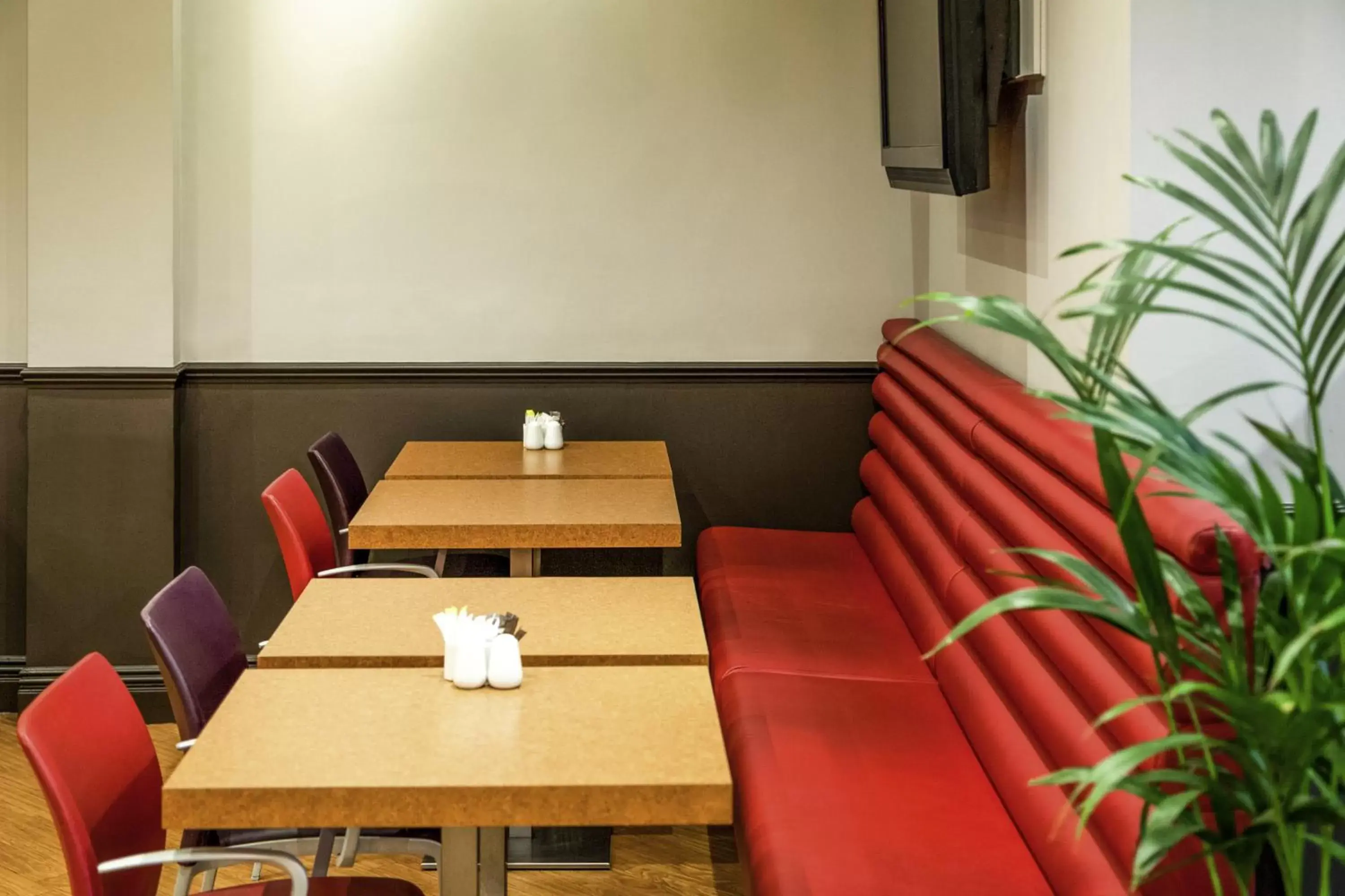 Restaurant/places to eat in ibis Hotel Northampton Centre