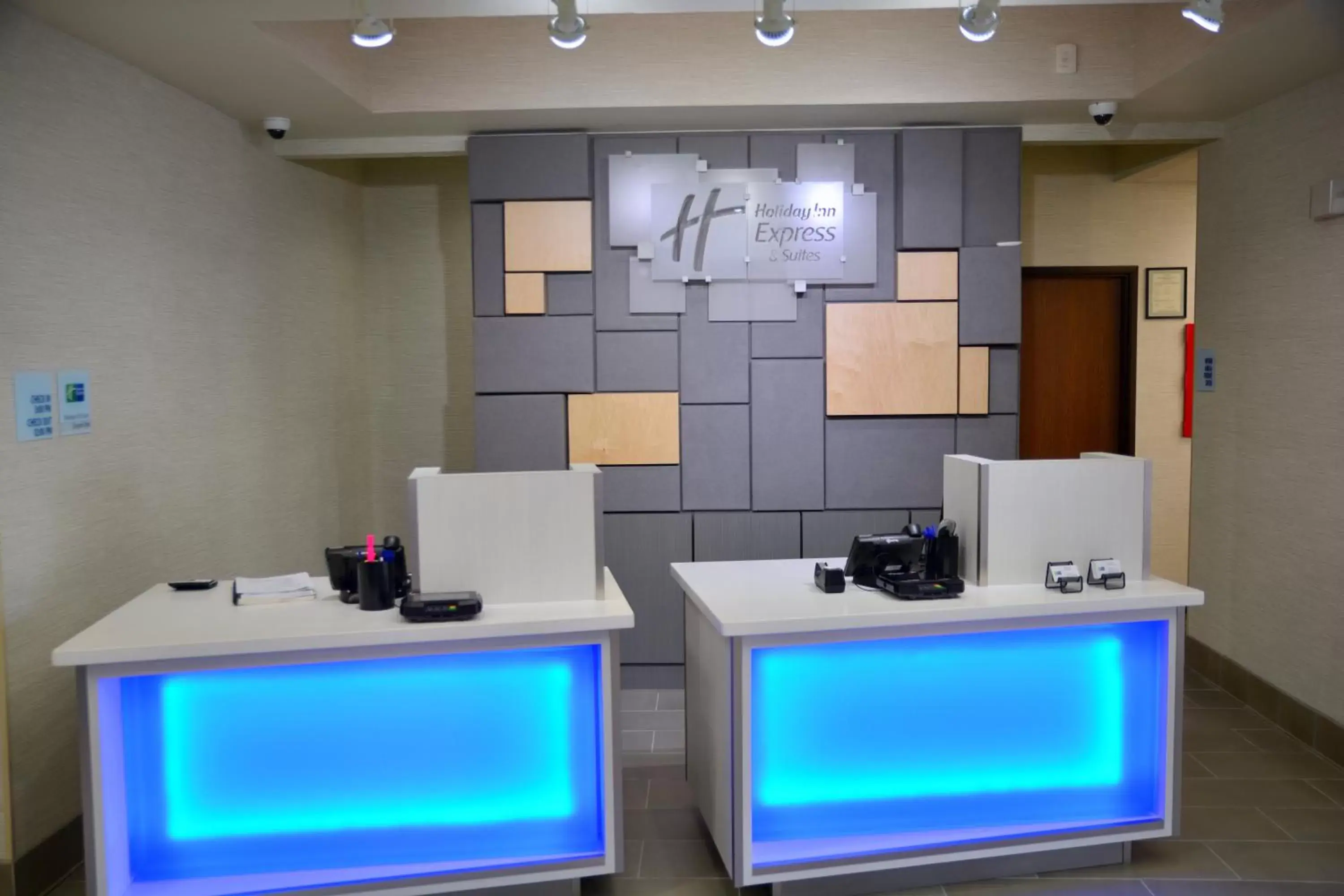 Lobby or reception, Kitchen/Kitchenette in Holiday Inn Express Tomball, an IHG Hotel