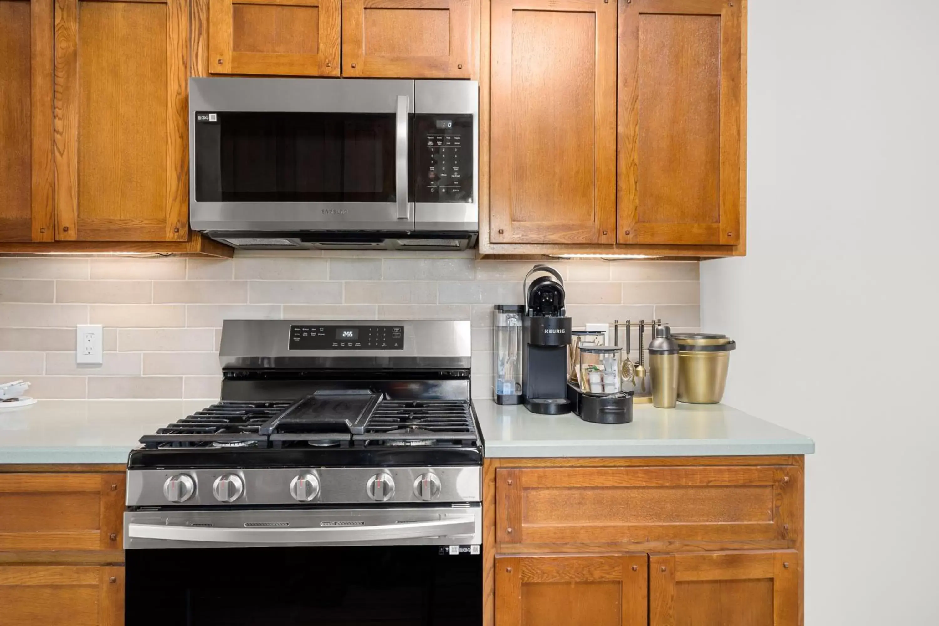 Coffee/tea facilities, Kitchen/Kitchenette in CedarWood Inn