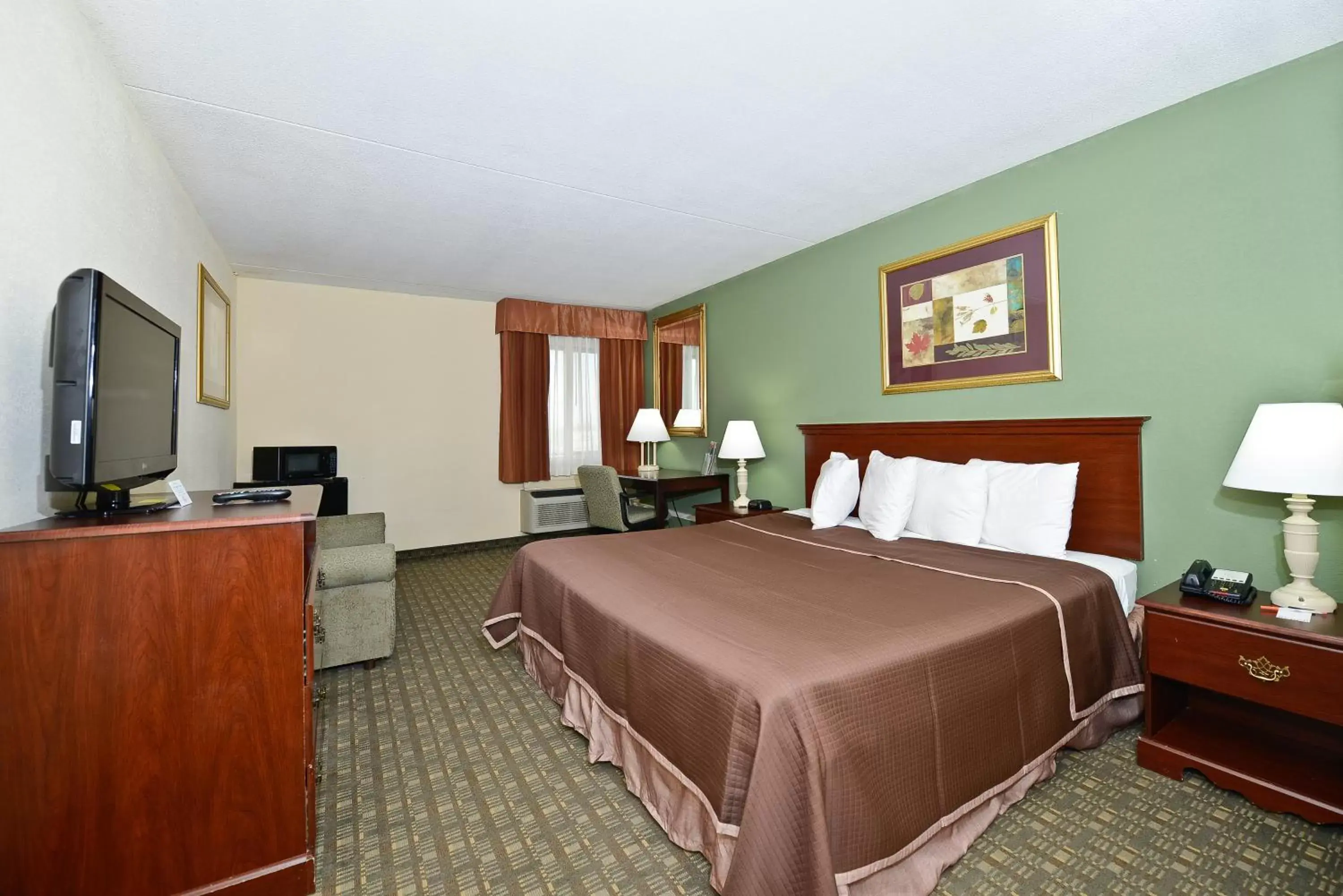 Bed in Howard Johnson by Wyndham Newark Airport