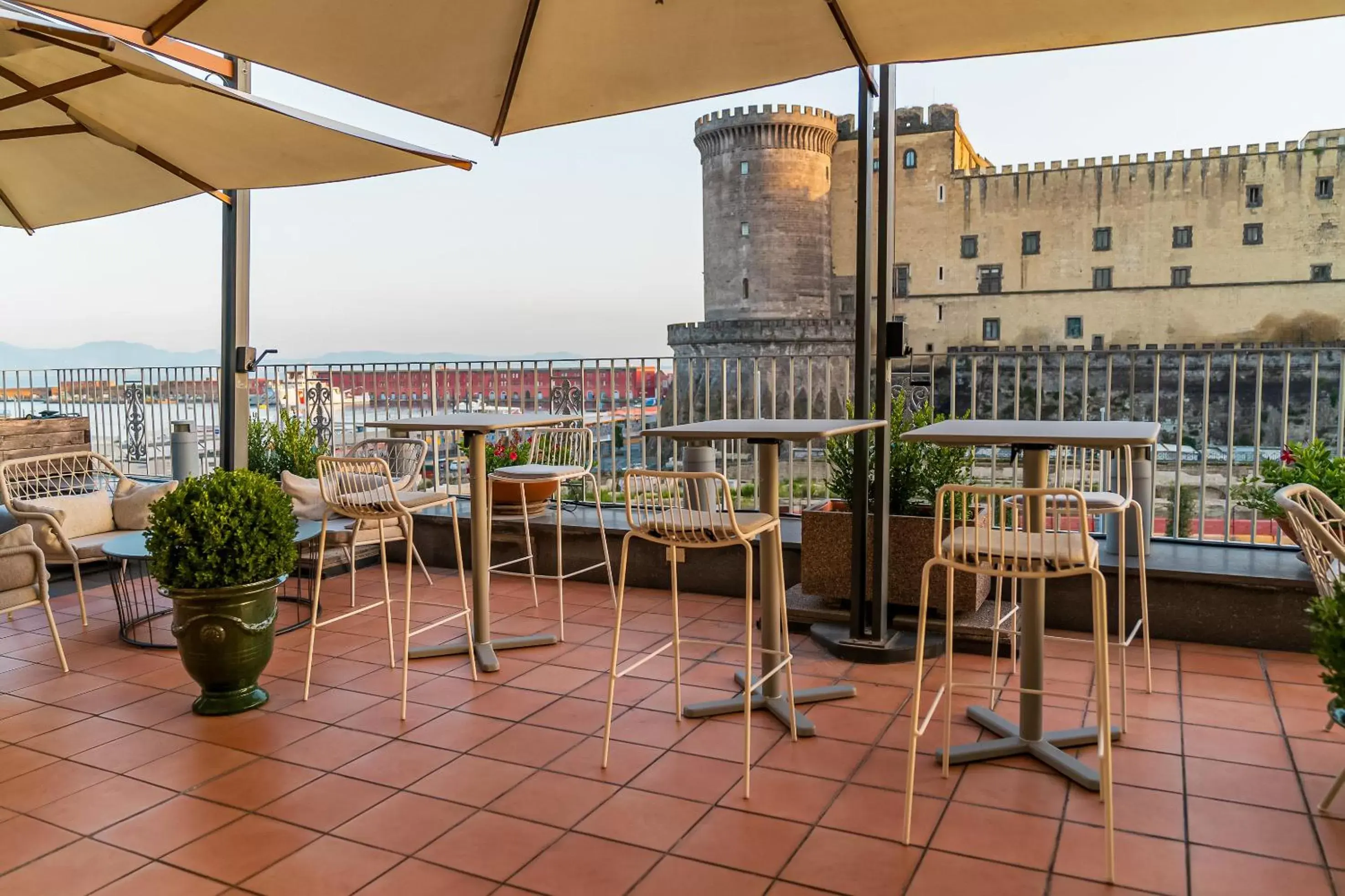 Restaurant/places to eat in Mercure Napoli Centro Angioino