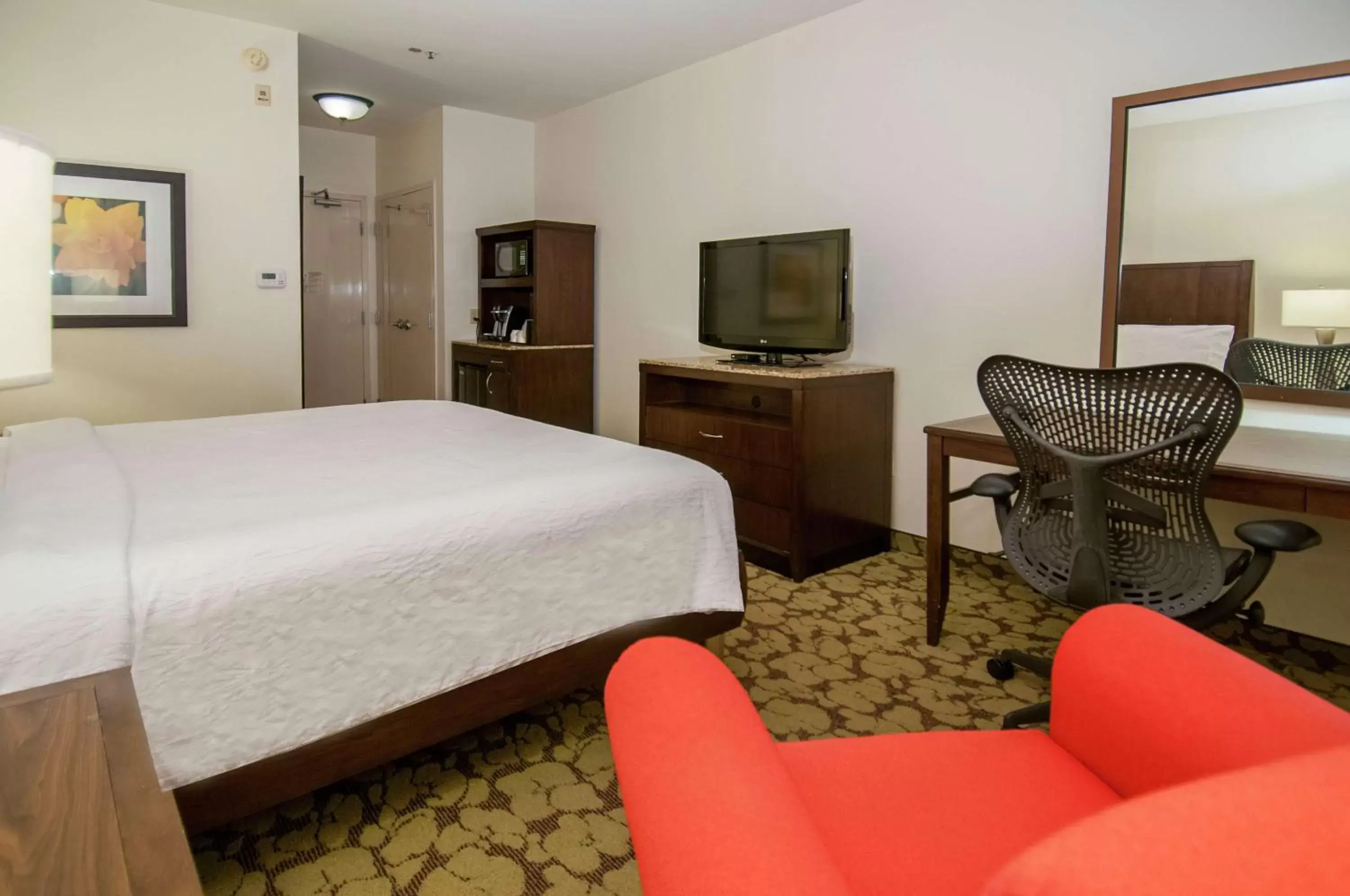 Bedroom, TV/Entertainment Center in Hilton Garden Inn New Orleans Airport