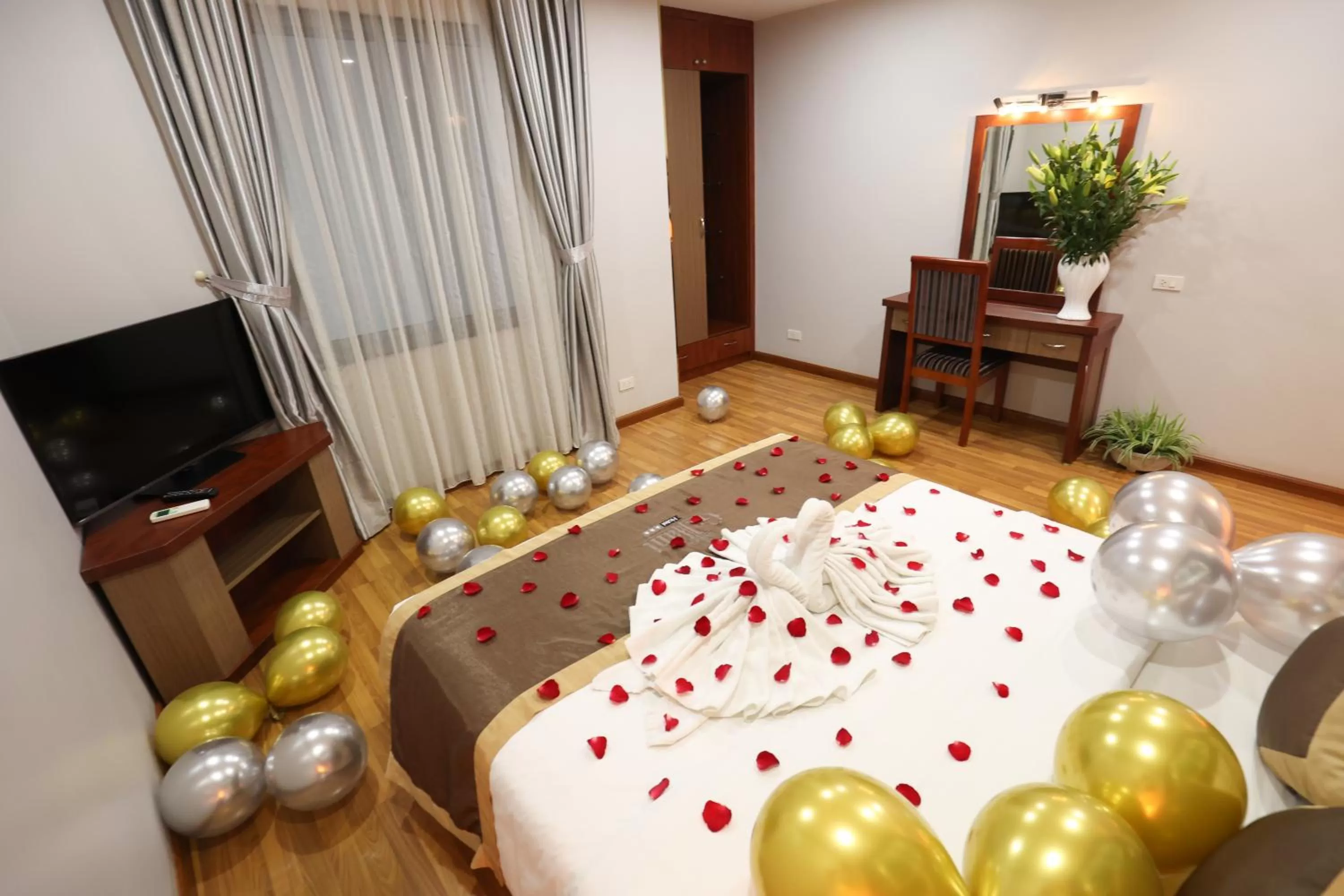 Communal lounge/ TV room, Bed in Gallant Hotel