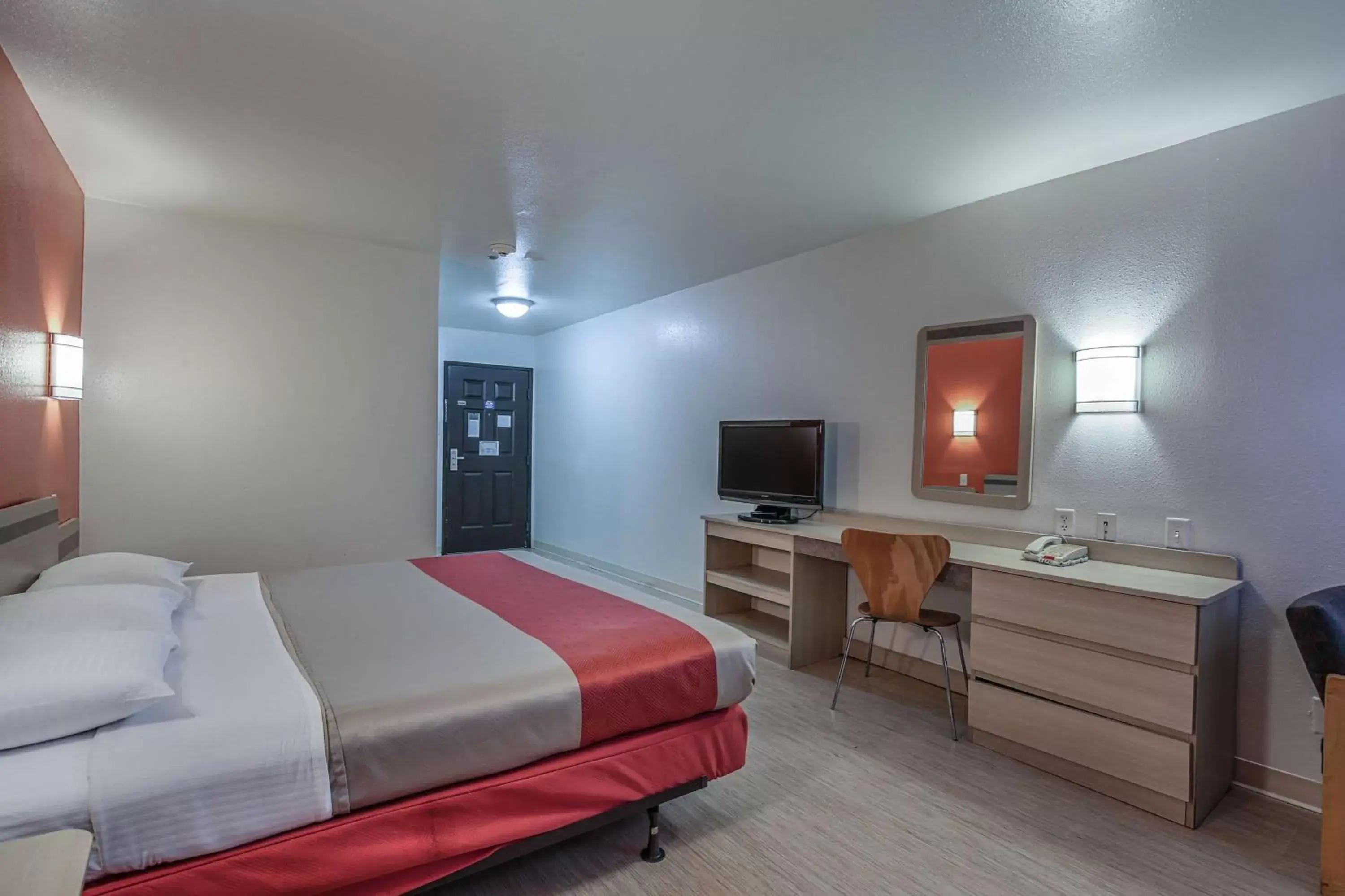 TV and multimedia, Room Photo in Motel 6-Pasadena, TX