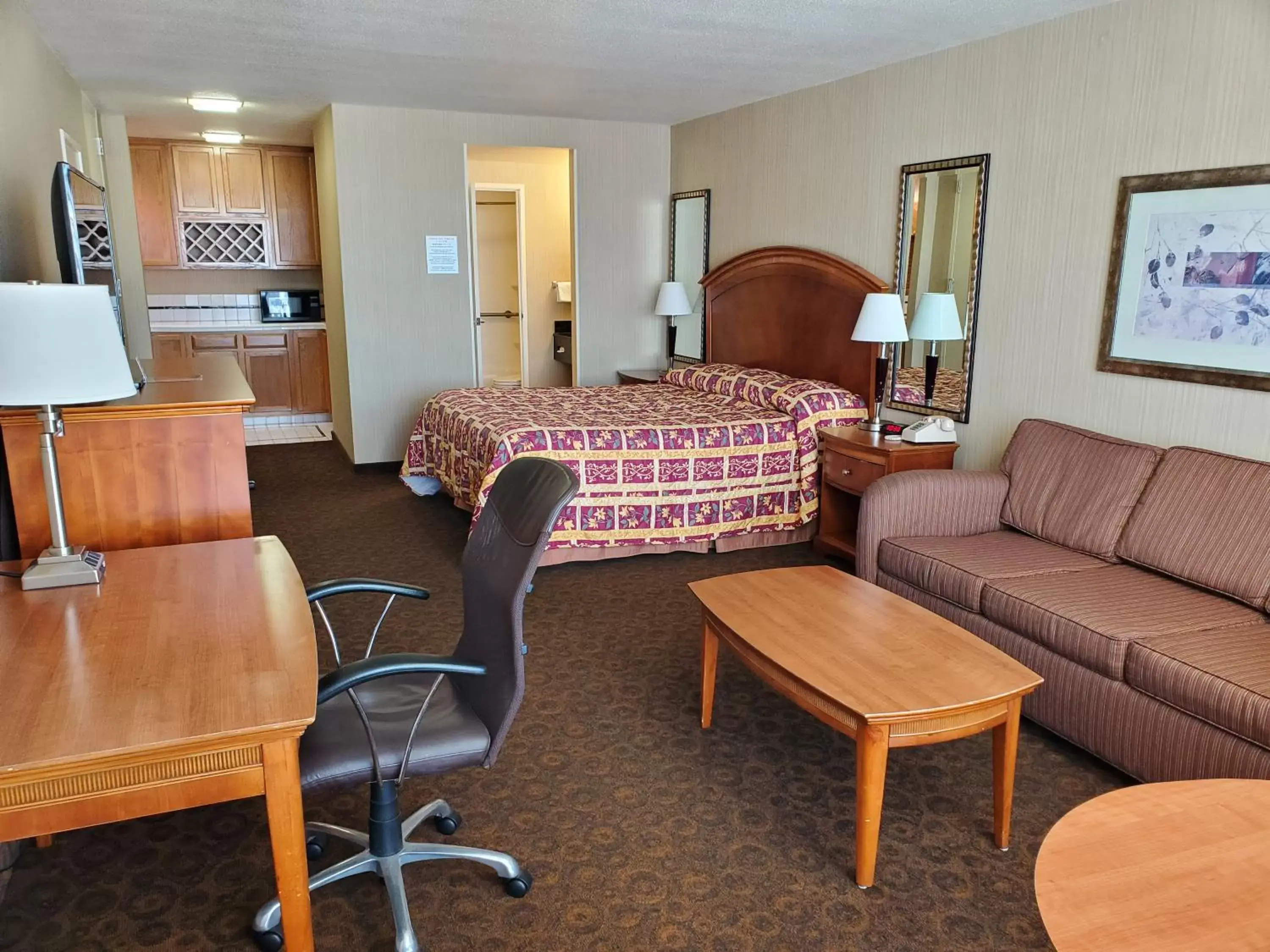 Bed, Seating Area in Royal Pacific Motor Inn
