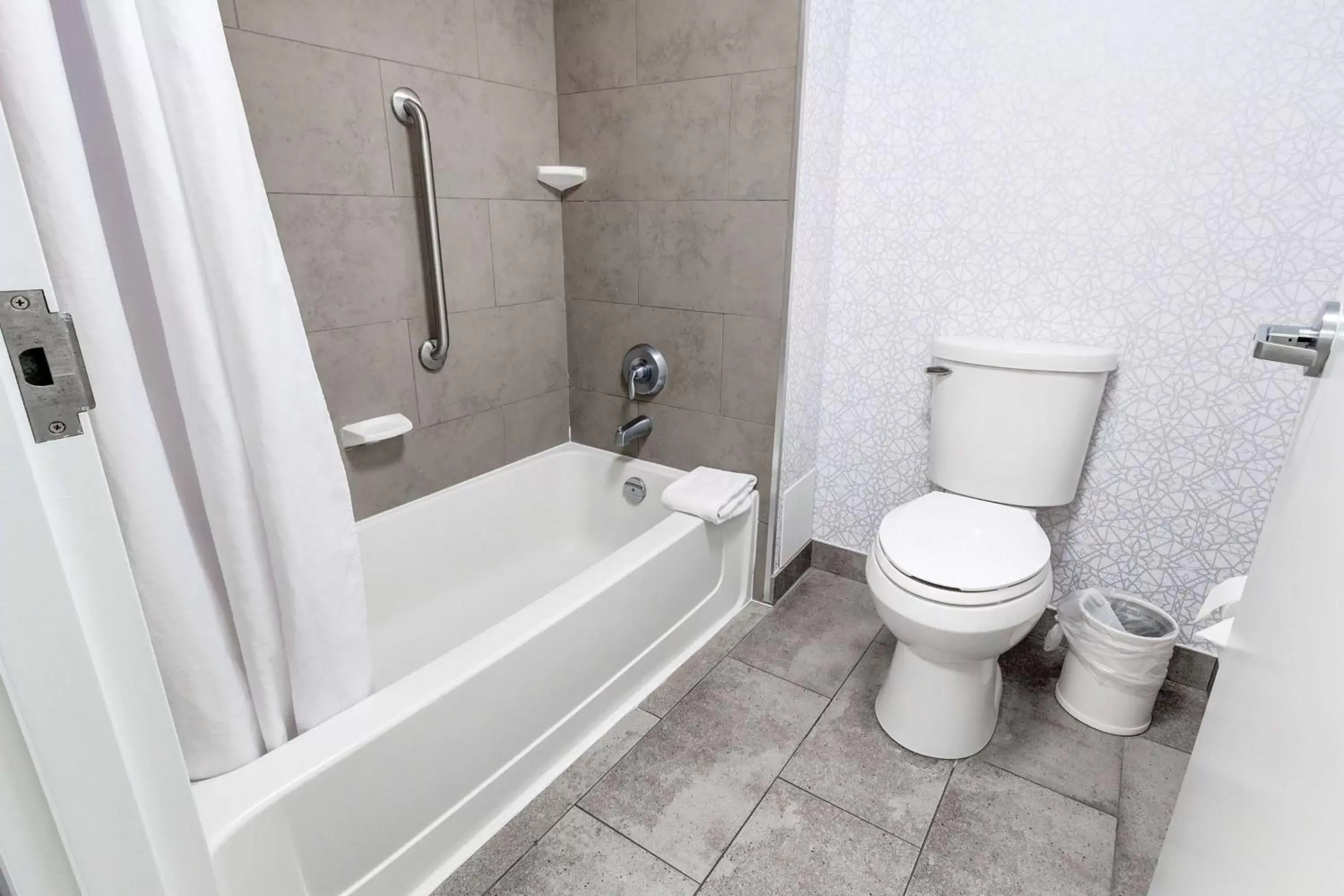 Bathroom in Hampton Inn & Suites by Hilton Brantford