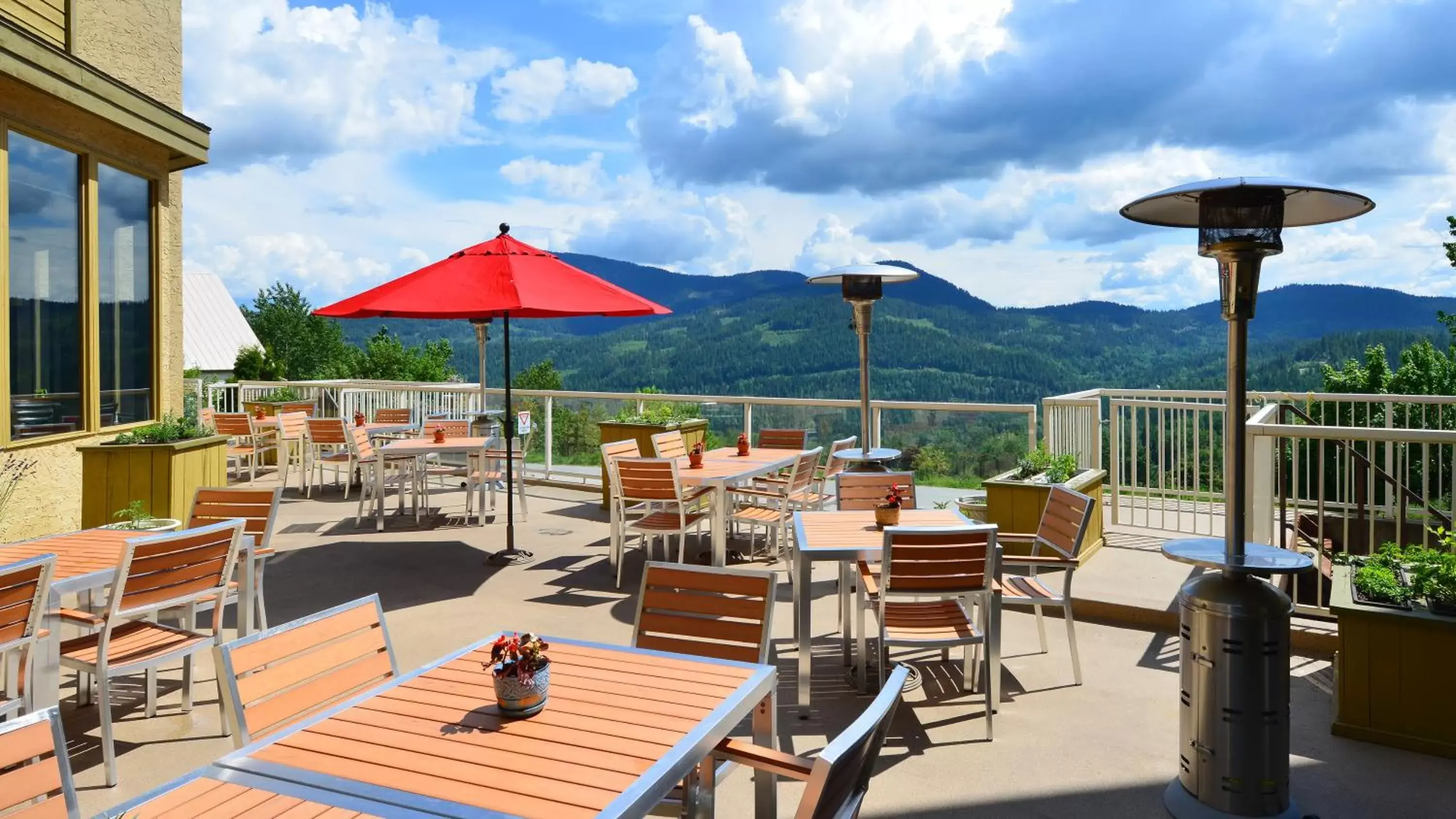 Patio, Restaurant/Places to Eat in Prestige Mountain Resort Rossland