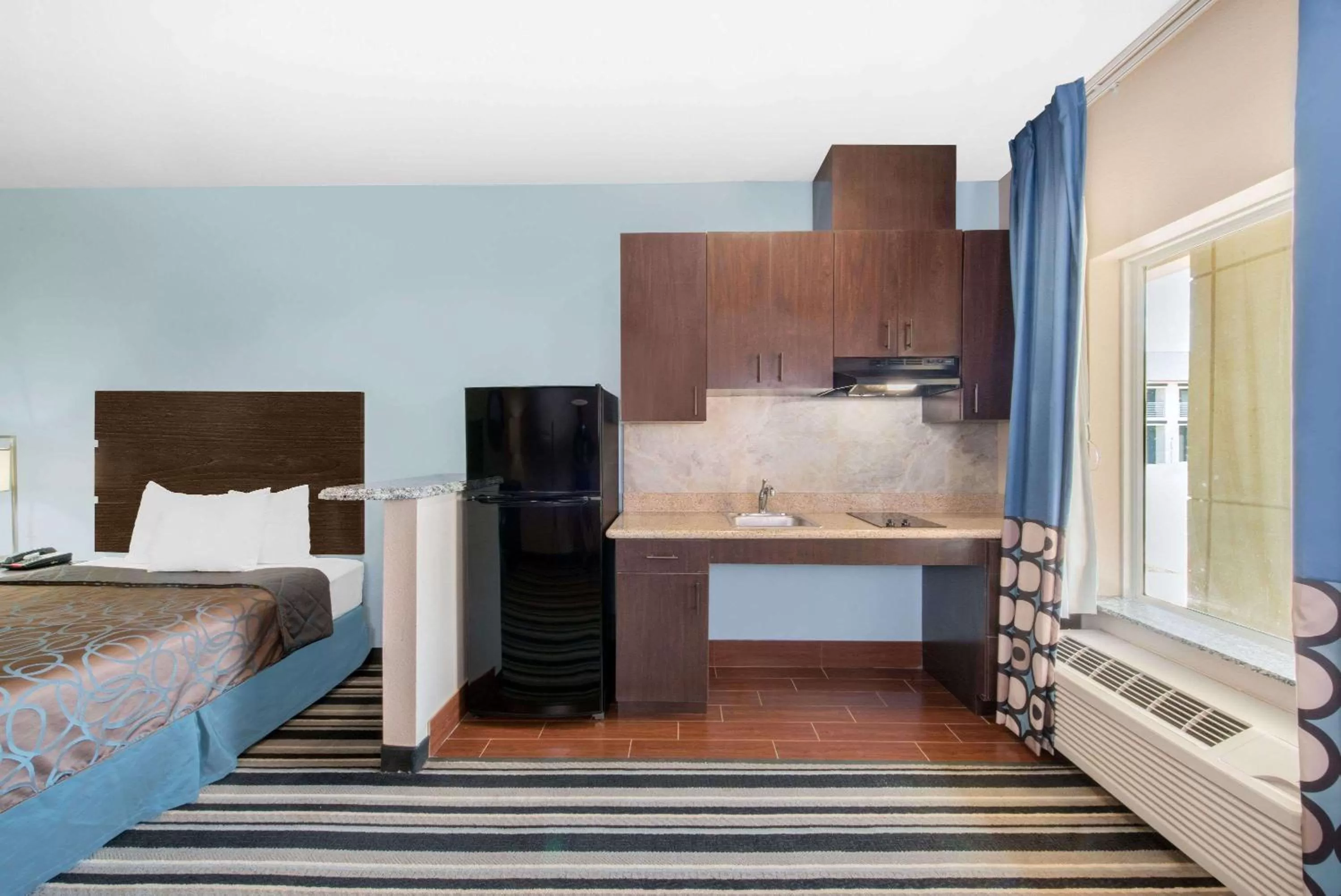 Photo of the whole room, Bed in Super 8 by Wyndham Dilley TX