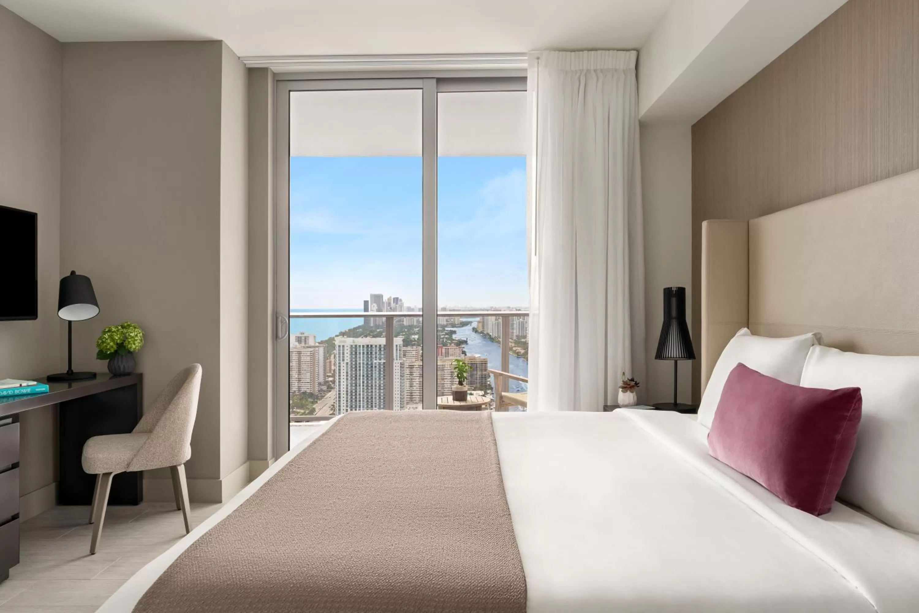 3 Bedroom Corner Suite View-Ocean/Intra/City-Mobil Roll In Shower with Kitchen in Hyde Beach House